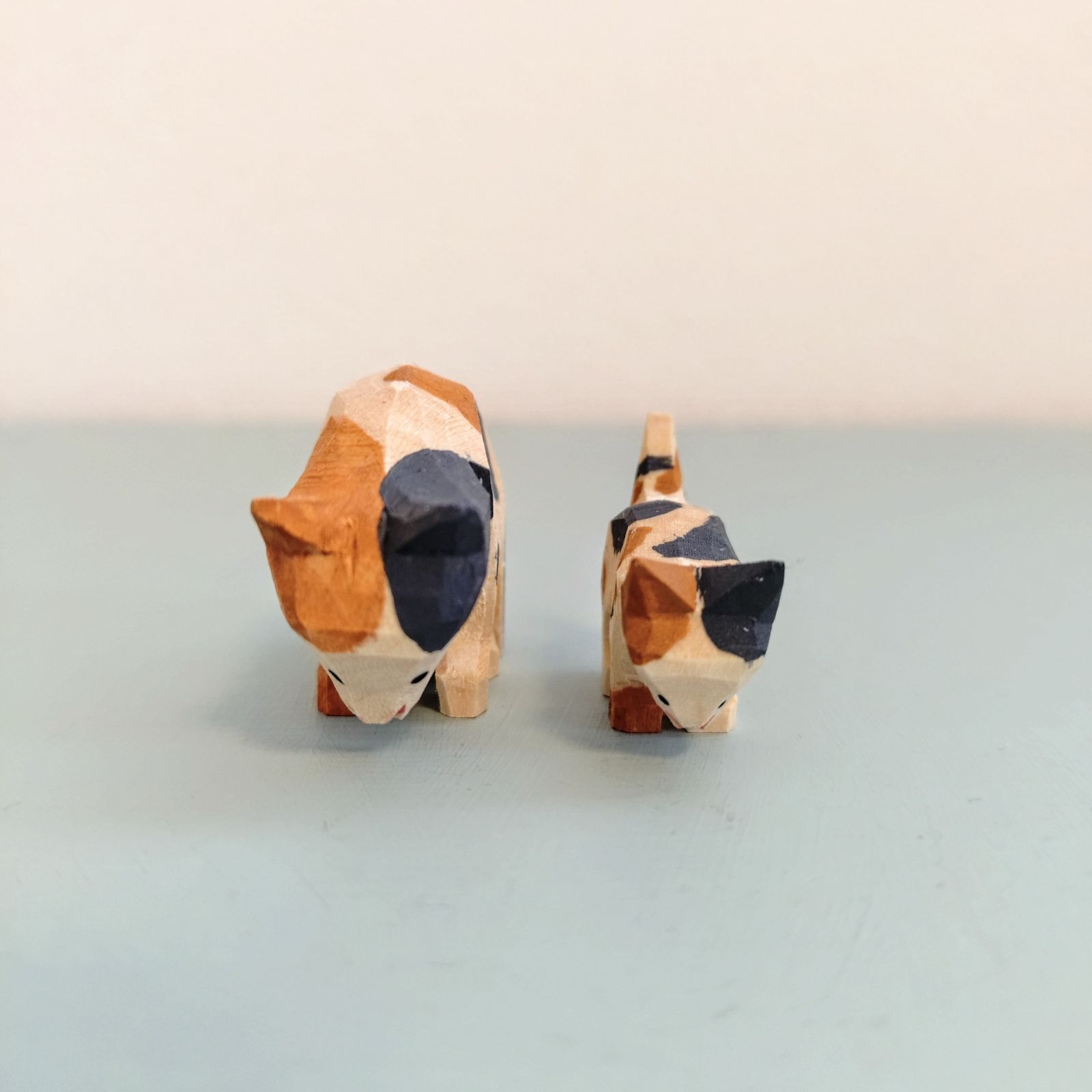 ミルクを飲むネコ親子シマ ドイツ木工芸品 エミール・ヘルビッヒ工房