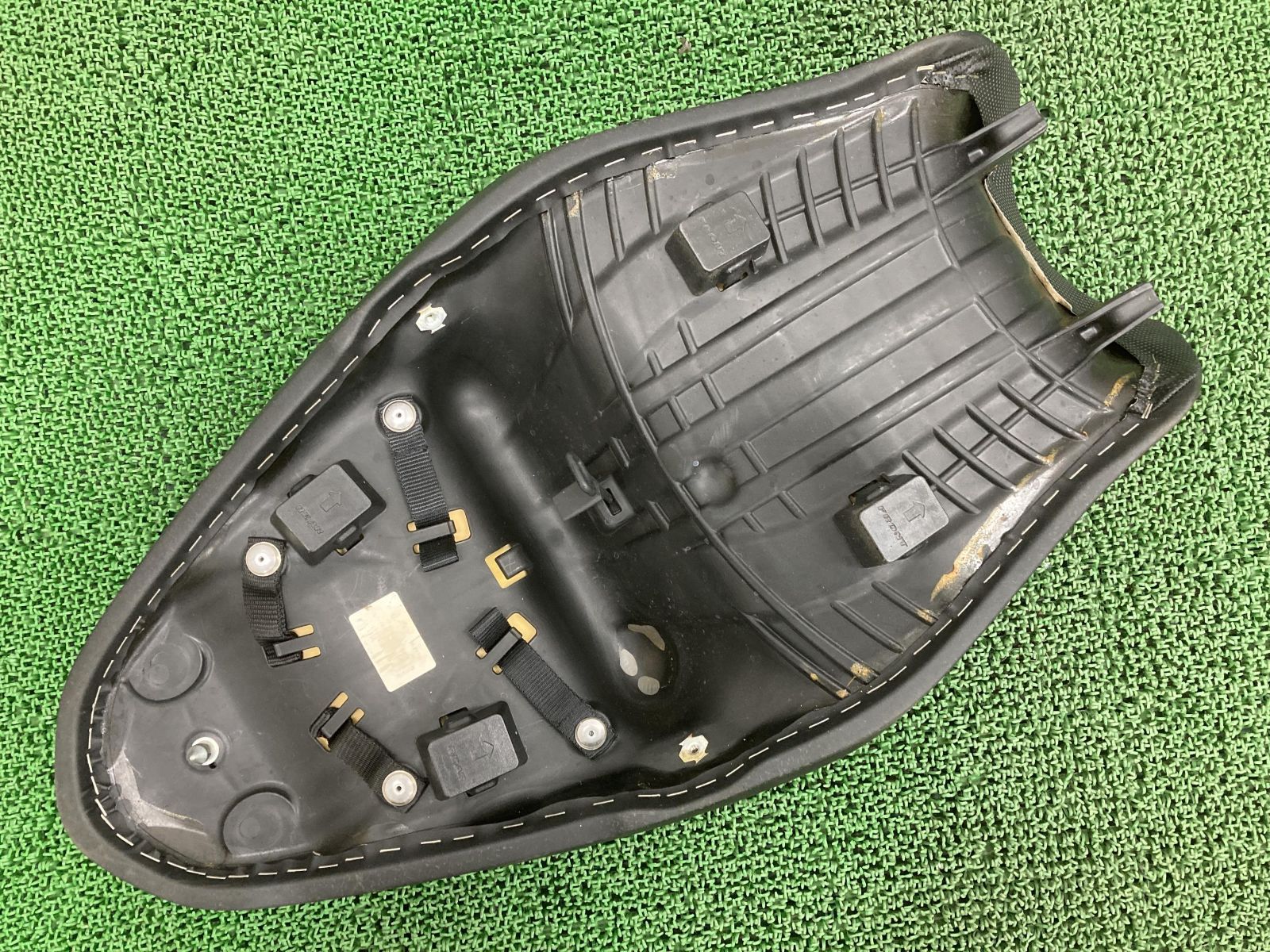 モンスター　937 バイクシート 黒　ハイシート+タンデム含め ドゥカティモンスター用 ハイシート モンスター 937 バイクシート 黒