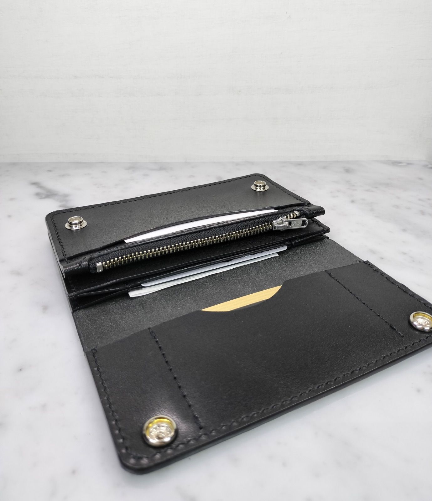 三つ折りミドルトラッカーウォレット　栃木レザー　オイルレザー　黒　ハンドメイド 受注製作品 栃木レザー オイルレザー 黒 紙幣ポケット付きミドル