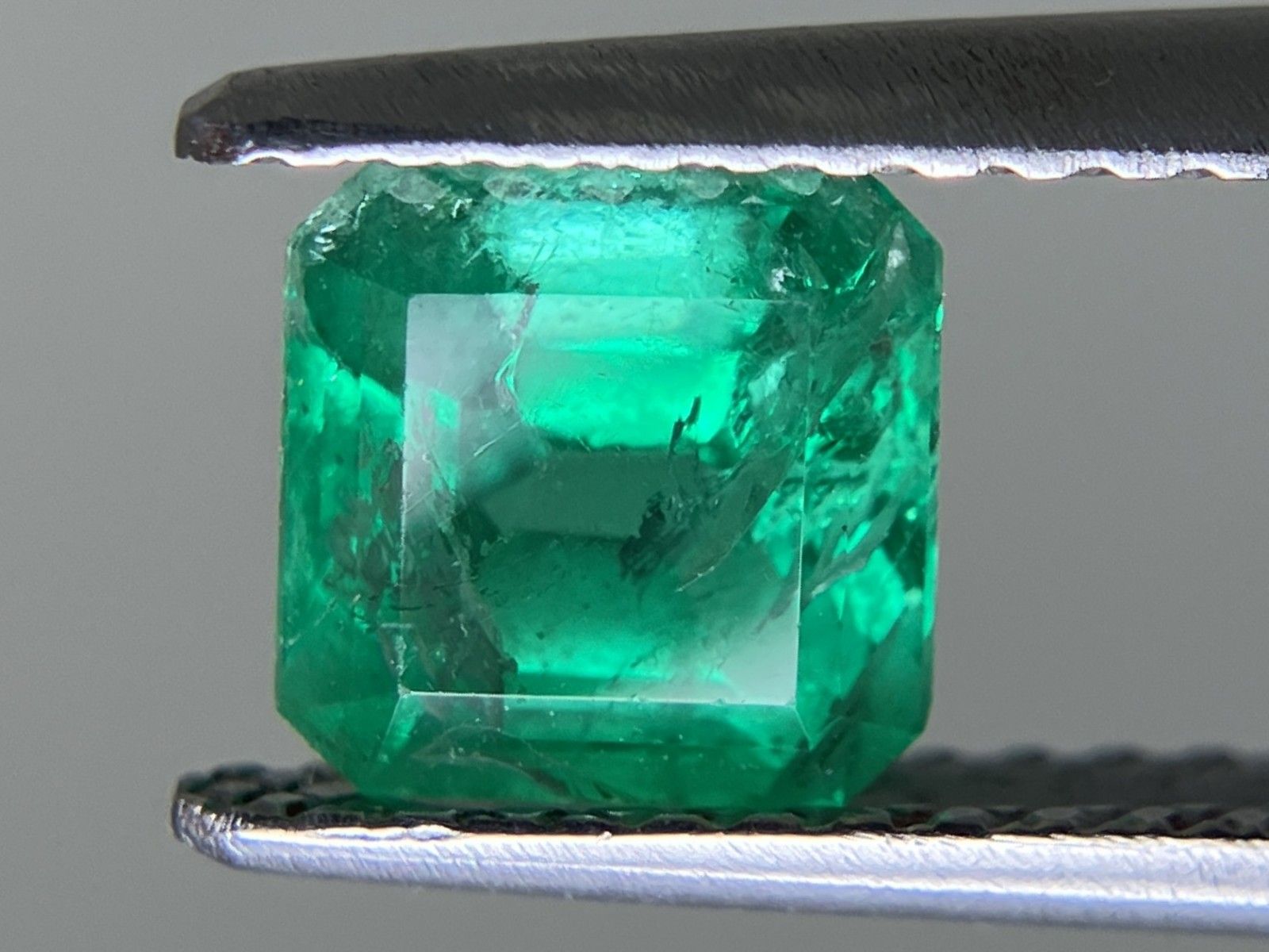 エメラルド 0.932ct 中央宝石ソーティング付き 5.93×5.89×4.00 ルース( 裸石 ) 3784YY ルース エメラルド ⁄ ~ ダイヤモンド ⁄