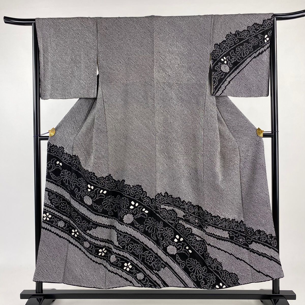 正絹　訪問着　菊　美品　黒　粋　刺繍 楽天市場】【新古品】 訪問着 着物 正絹 袷 フォーマル 金駒刺繍