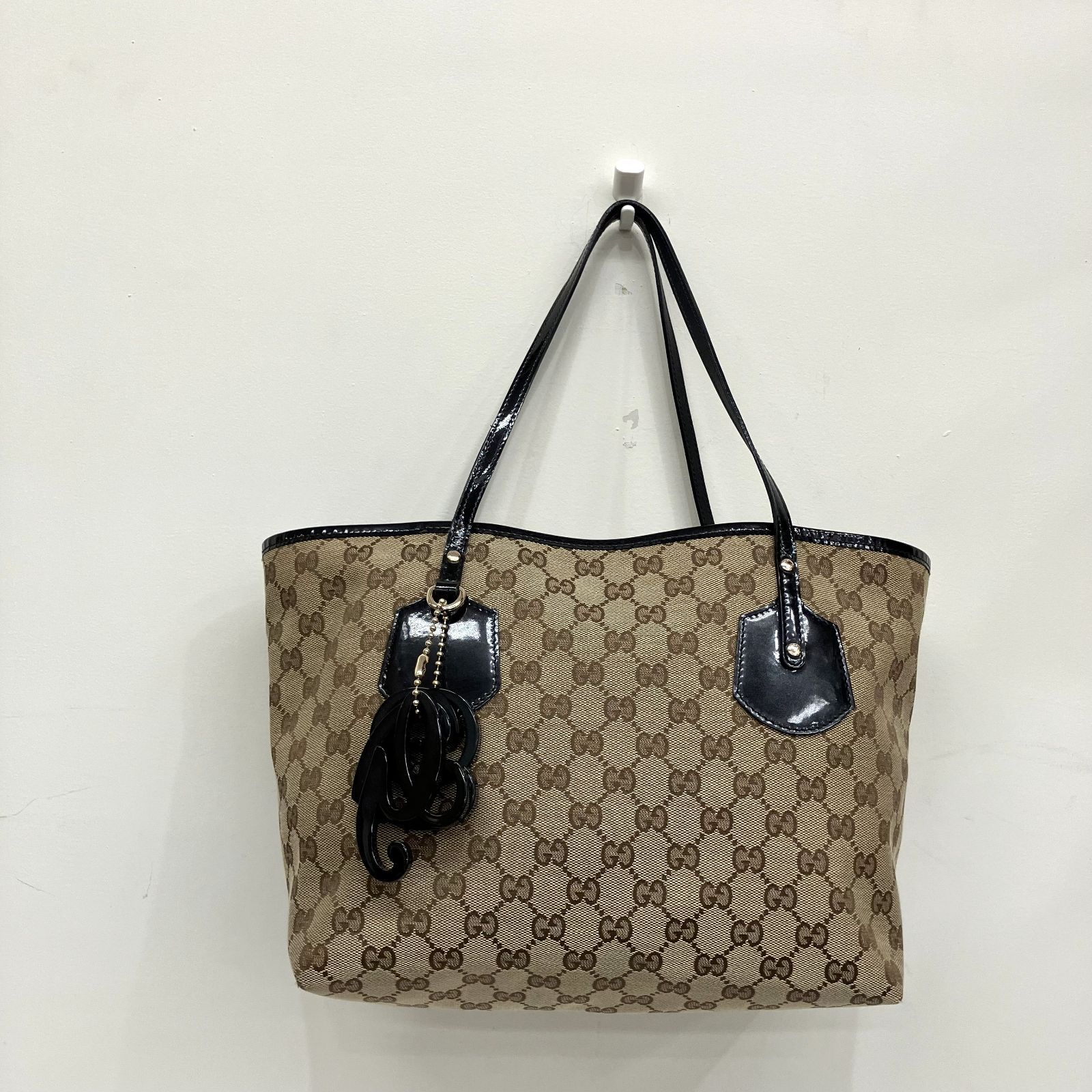 【中古美品】GUCCI グッチ トートバッグ ハンドバッグ GGキャンパス チャーム付き  レディースバッグ