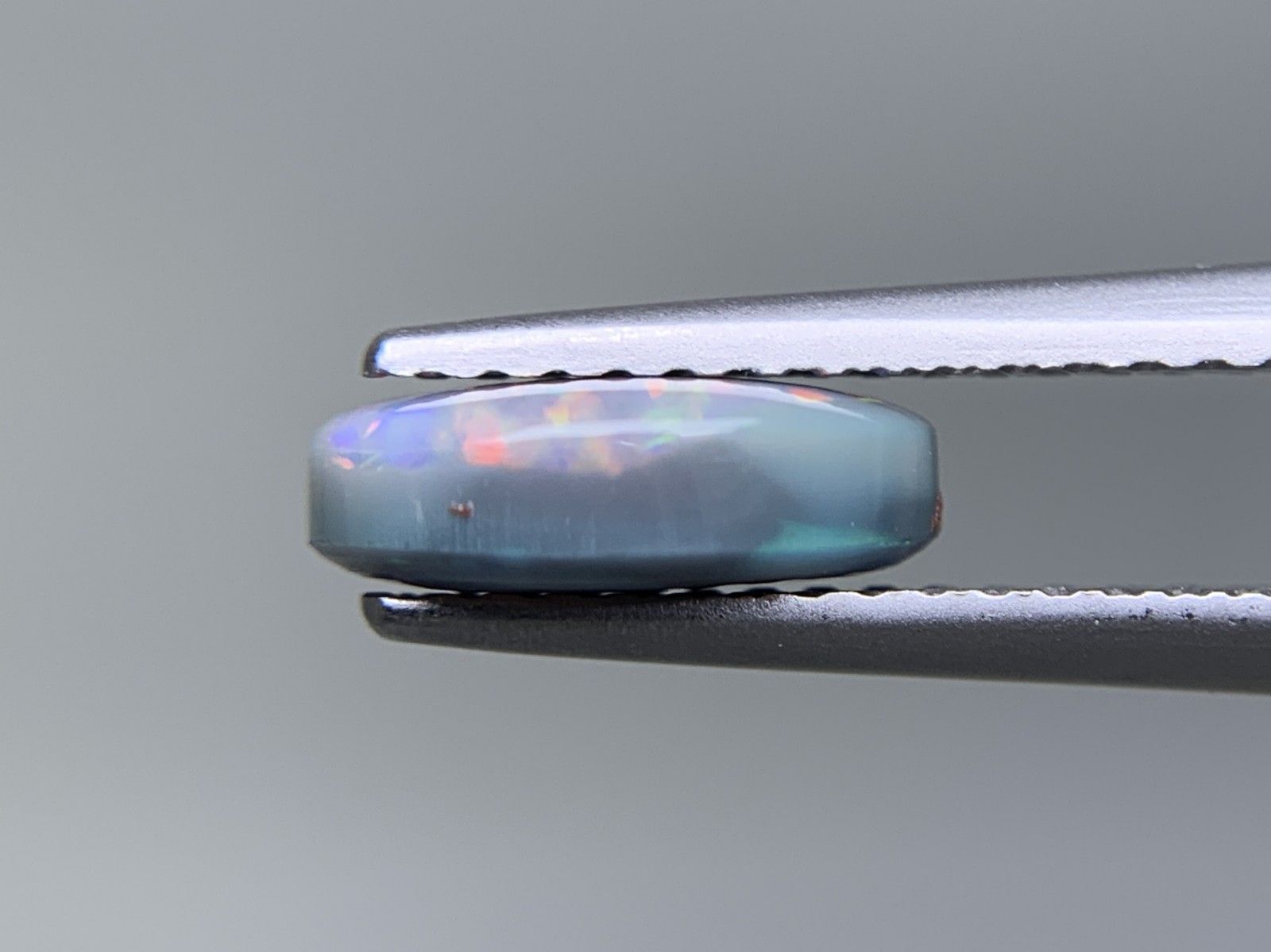 ブラックオパール 天然 1.244ct 中央宝石ソーティング付き 9.8㎜×6.3  