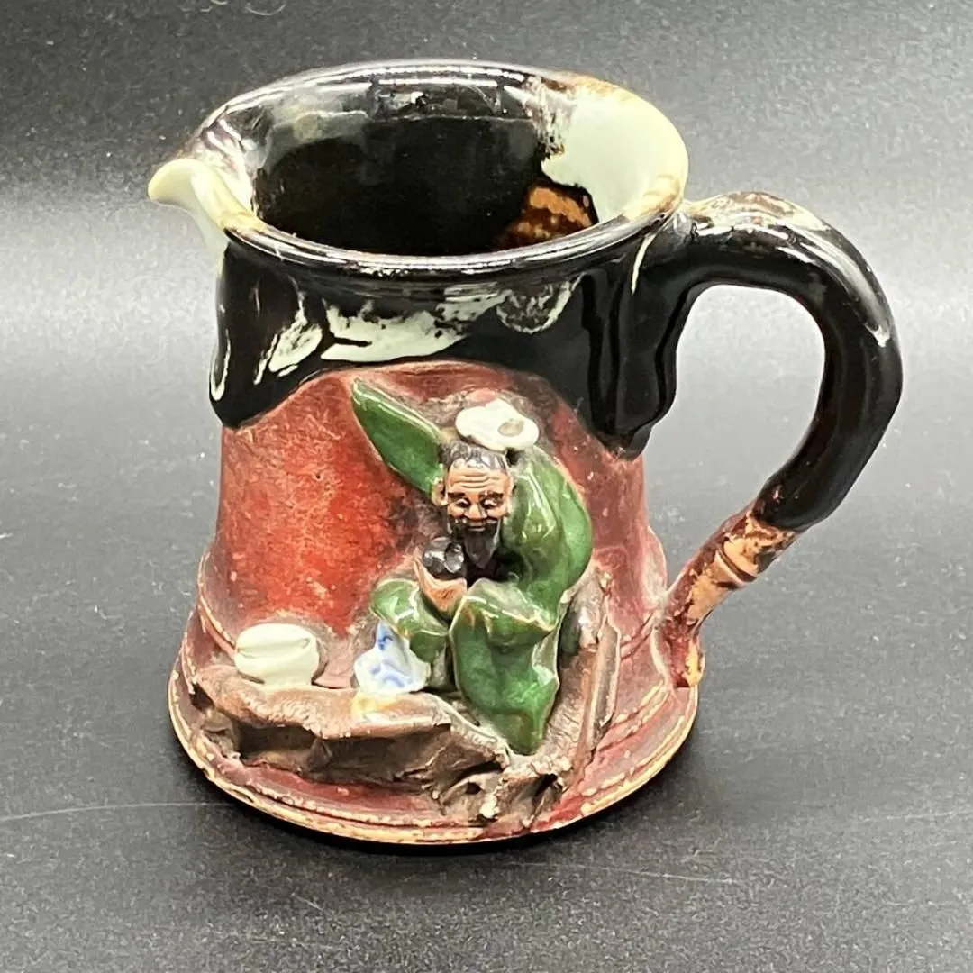隅田焼　井上 良斎 高浮彫 人物図 辰砂釉　カップ　署名あり　明治　アンティーク 隅田焼 井上 良斎 高浮彫 人物図 辰砂釉 カップ 署名あり 明治