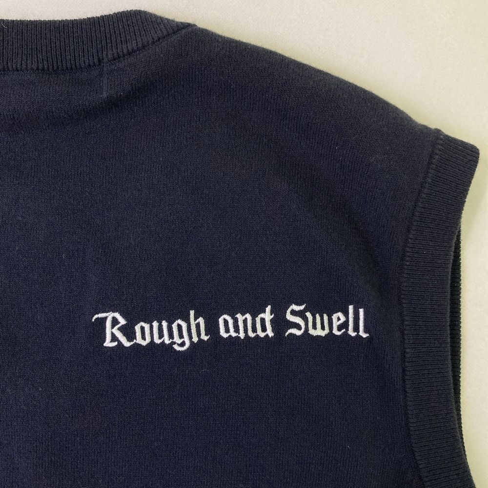 サイズ：M ROUGH&SWELL ラフアンドスウェル RSM-22088 Vネック ニットベスト 刺繍  ネイビー系 [240101494453] ゴルフウェア メンズ ストスト サイズ：M ROUGH&SWELL ラフアンドスウェル RSM-22088 Vネック