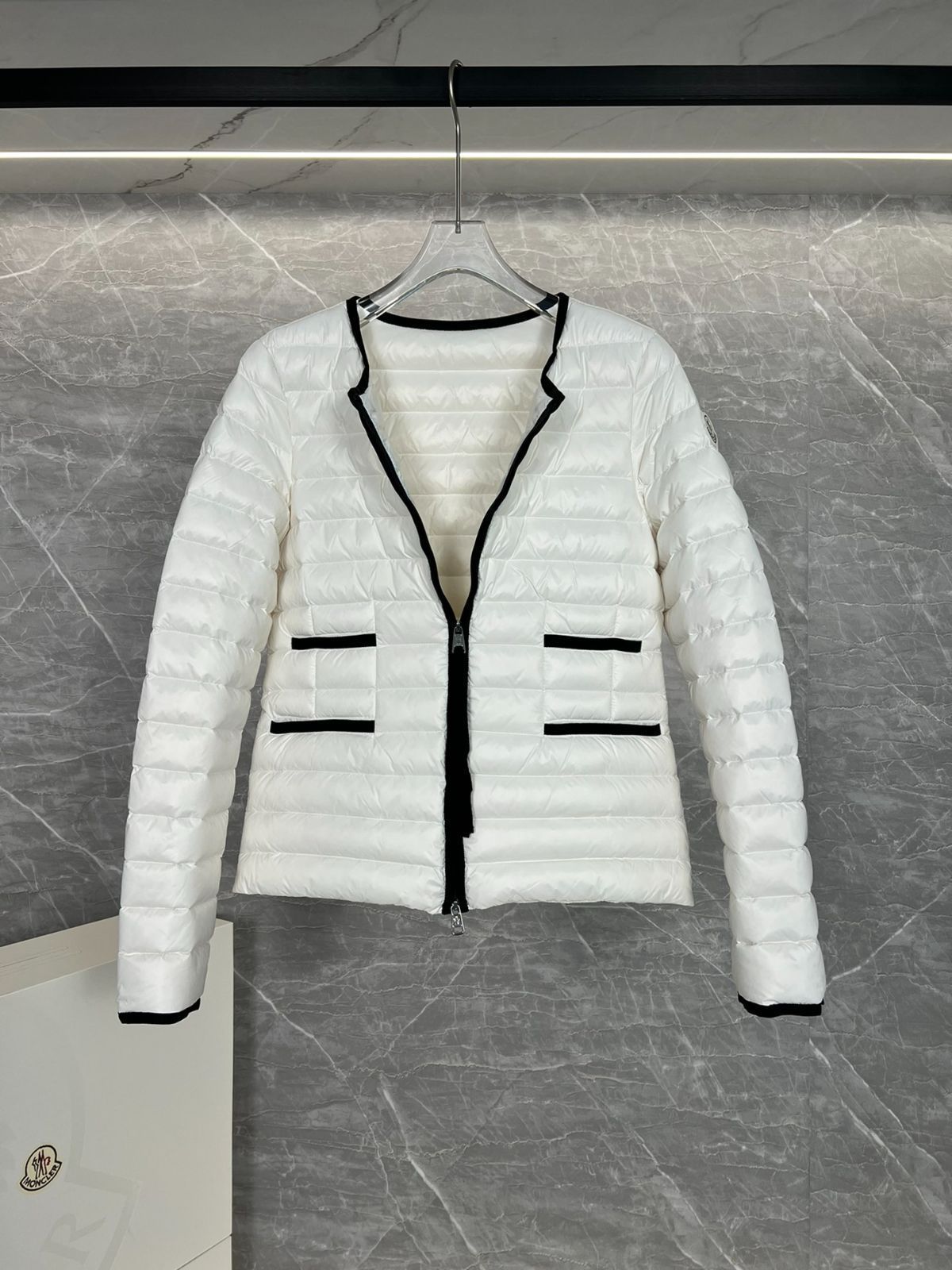 ＊MONCLER＊ パッド レザー ミュール モンポケット 関税・送料込 日本未入荷！MONCLER Ligont レザーダウンジャケット (MONCLER