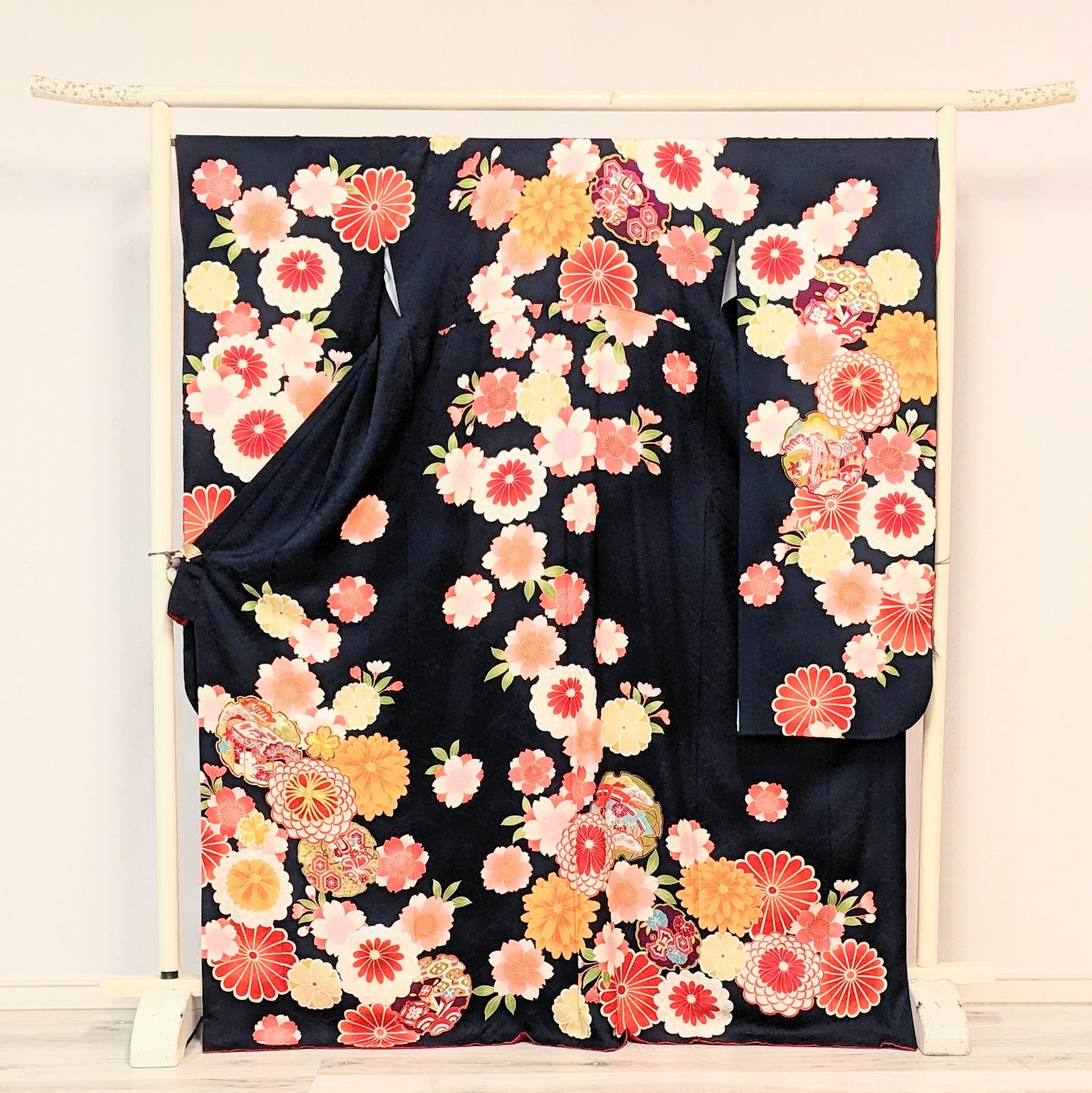 【新品・正絹・仕立て上がり】 振袖 黒 黒に近い紺 桜 雪輪 古典 F28 新品・正絹・仕立て上がり】 振袖 黒 黒に近い紺 桜 雪輪 古典