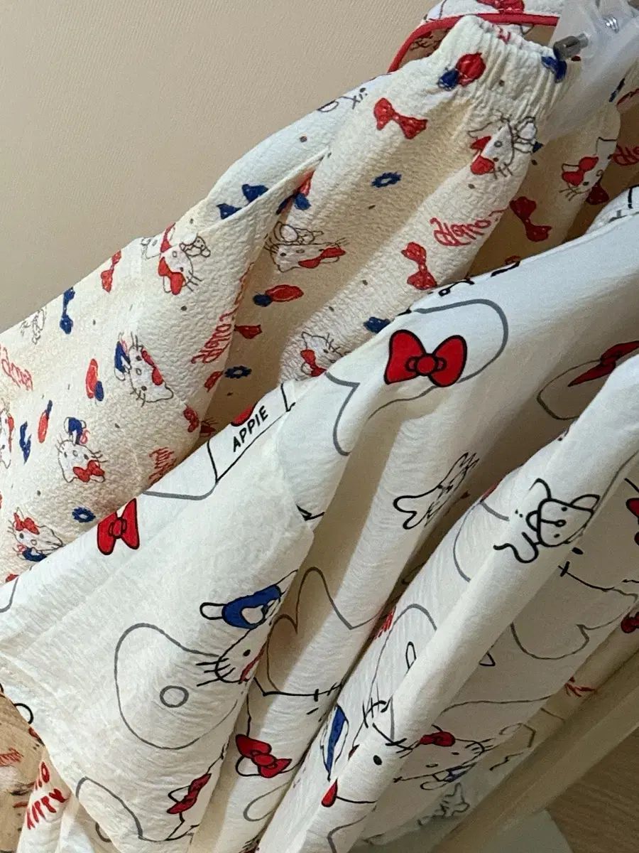 ミニキティ パジャマ 夏の天気 (リップル) 生地 楽天市場】＼期間限定 1,980円／ パジャマ レディース 半袖 夏用 夏 綿100％  ハローキティ かわいい サンリオ キャラクター 前開き ブロード素材 テーラー襟 シャツパジャマ 上下セット ルームウェア 総柄 大人用 Ｍ Ｌ ...