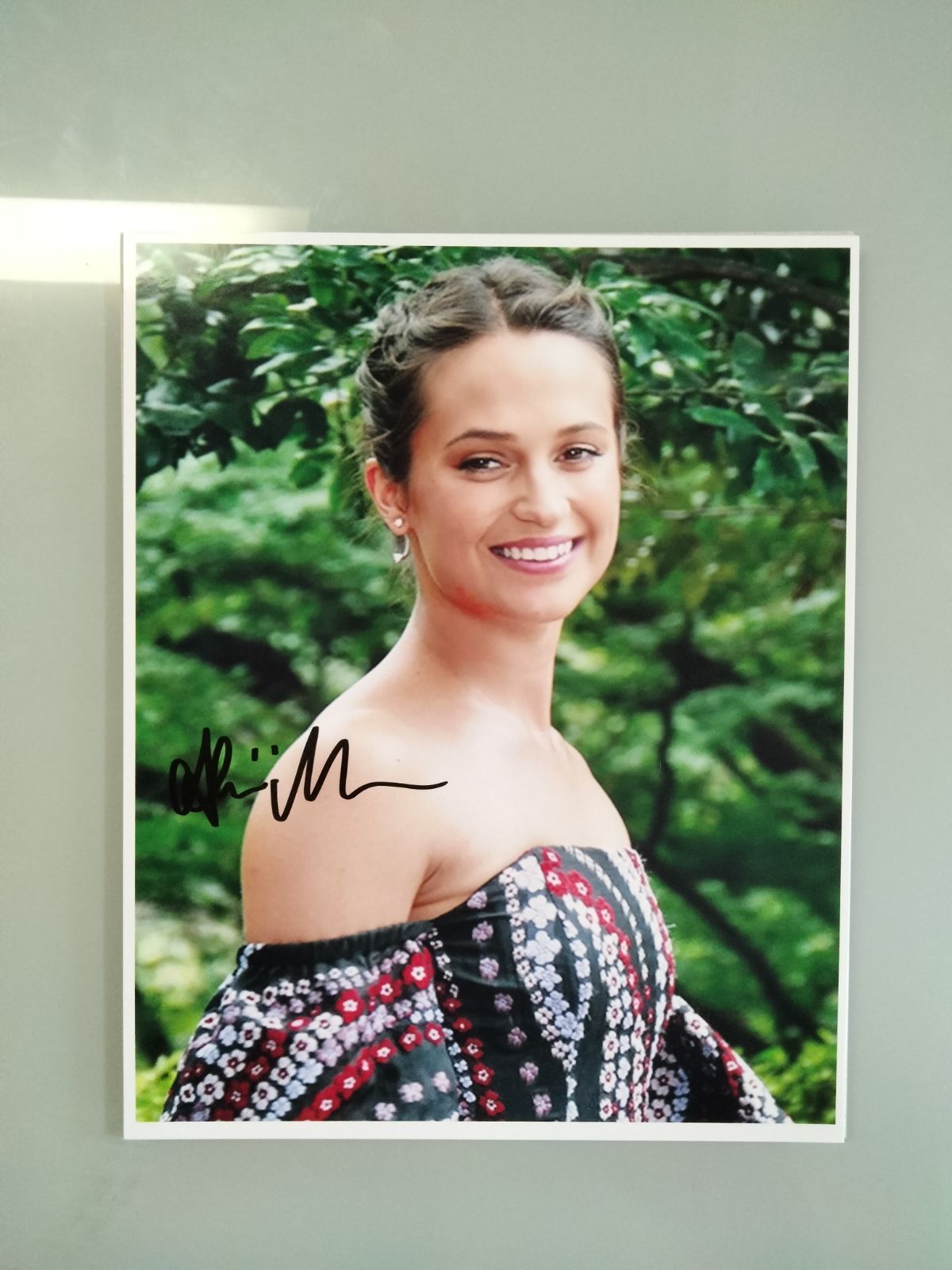 アリシア・ヴィキャンデル直筆サイン入り超大型写真…Alicia