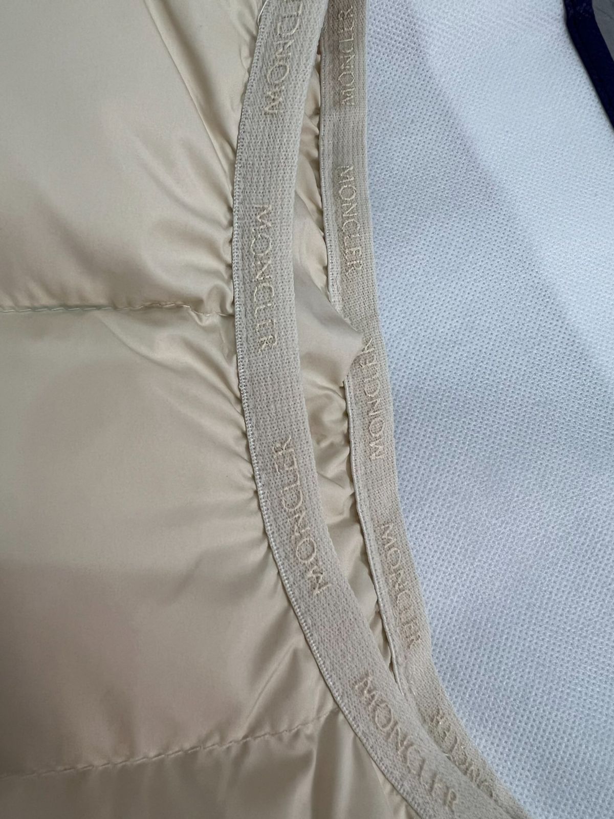 MONCLERモンクレール ベージュ