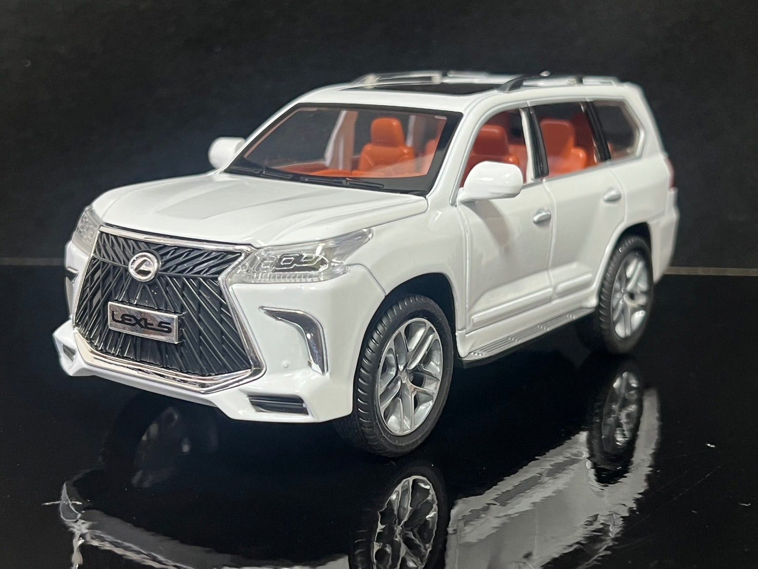 レクサス LX570 ミニカー 1/24 ホワイト H109 - メルカリ