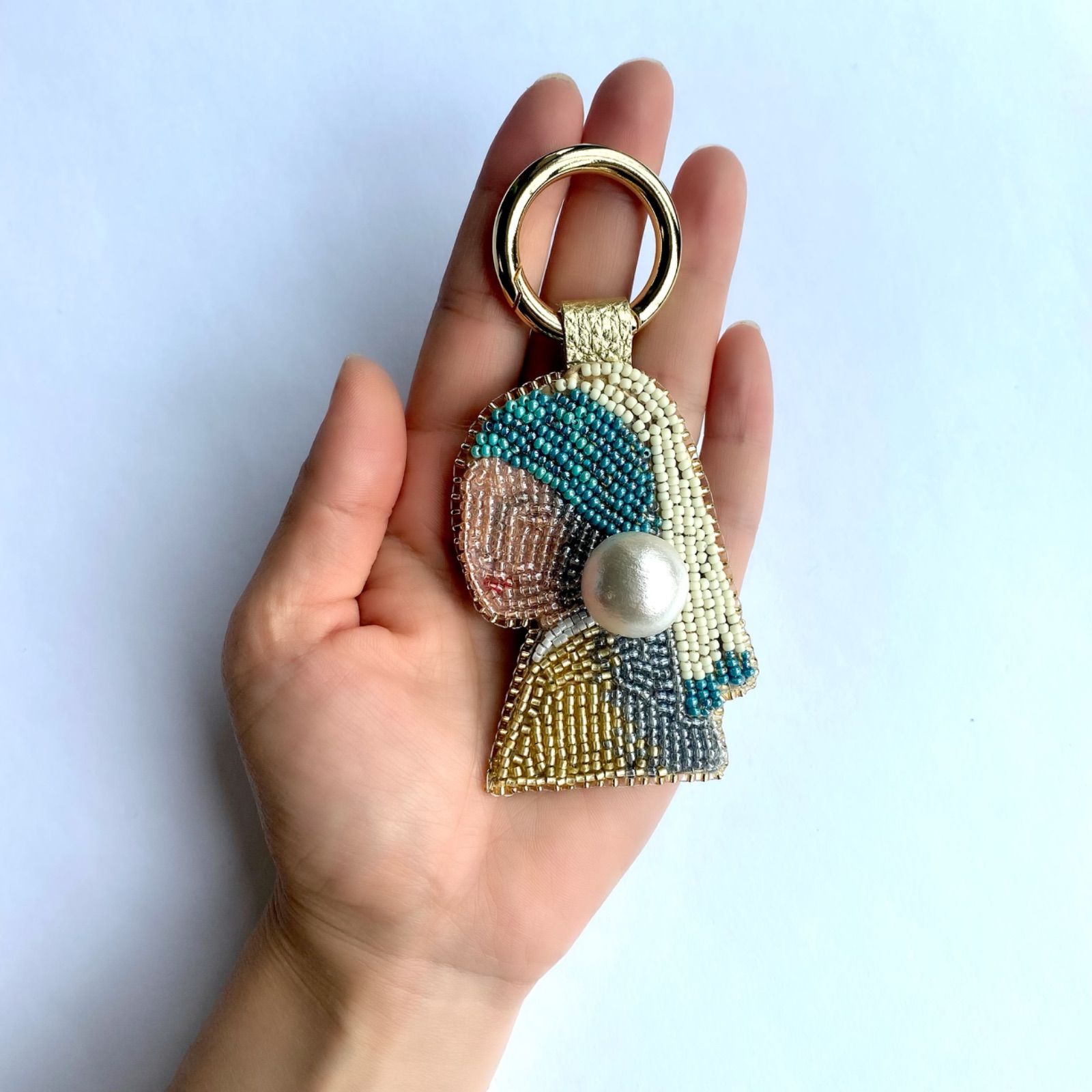 ビーズ刺繍】真珠の耳飾り（大）の少女 キーホルダー - メルカリ