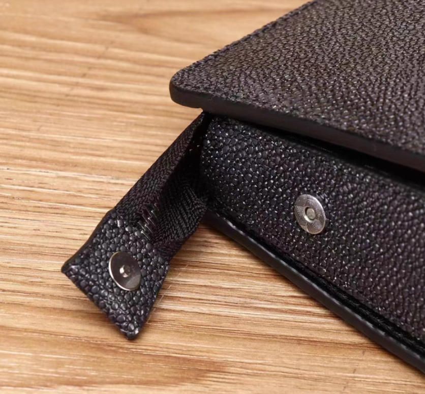 質感大容量パスワードロックバッグ手に財布を持つ