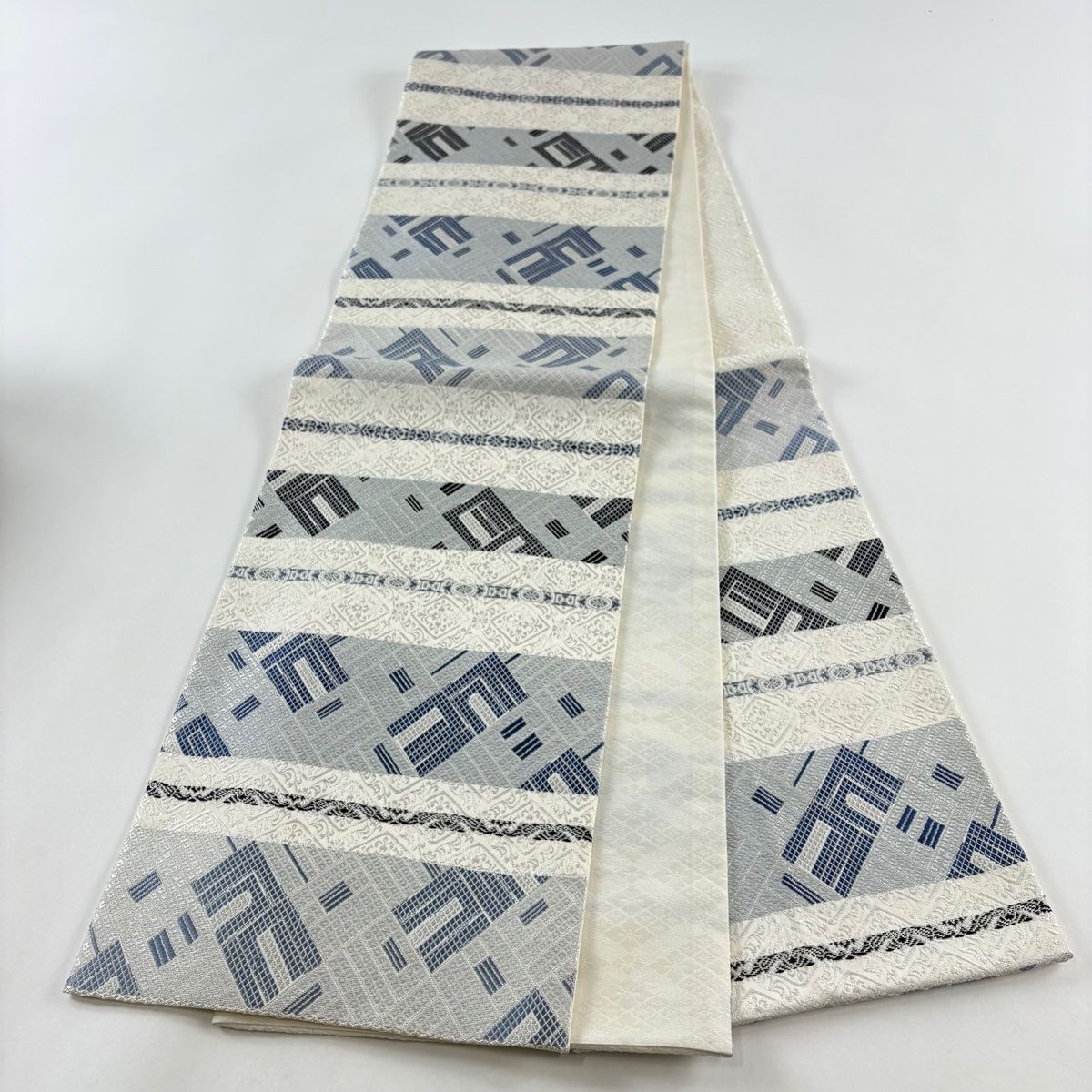 カタログギフトも！ 美品 袋帯 秀品 メルカリ - 【中古】 正絹 六通 白 銀糸 段縞 幾何学 着物・浴衣