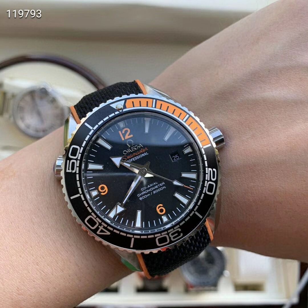 LOUIS VUITTON ルイヴィトン レディース腕時ケ 33mm｜スターライトダイヤモンド×スイス製クオーツ｜