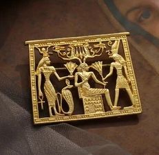 古代エジプト 壁画風 ブローチ ピンブローチ ゴールド 金色 ファラオ 神話 金 エジプト エジプト神話 イシス 死者の書 ピラミッド 開運 神 -  メルカリ