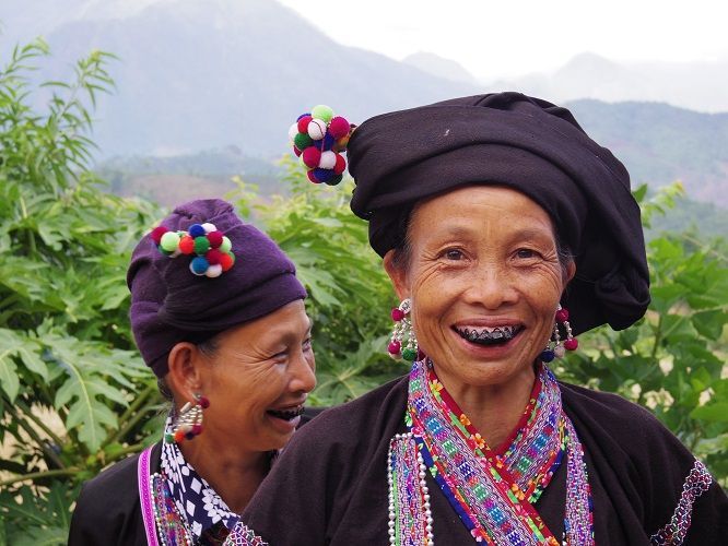 ベトナム・ルー族と中国モン族 女性民族衣装の魅力的な手仕事を存分に使ったハット JamHat メルカリ