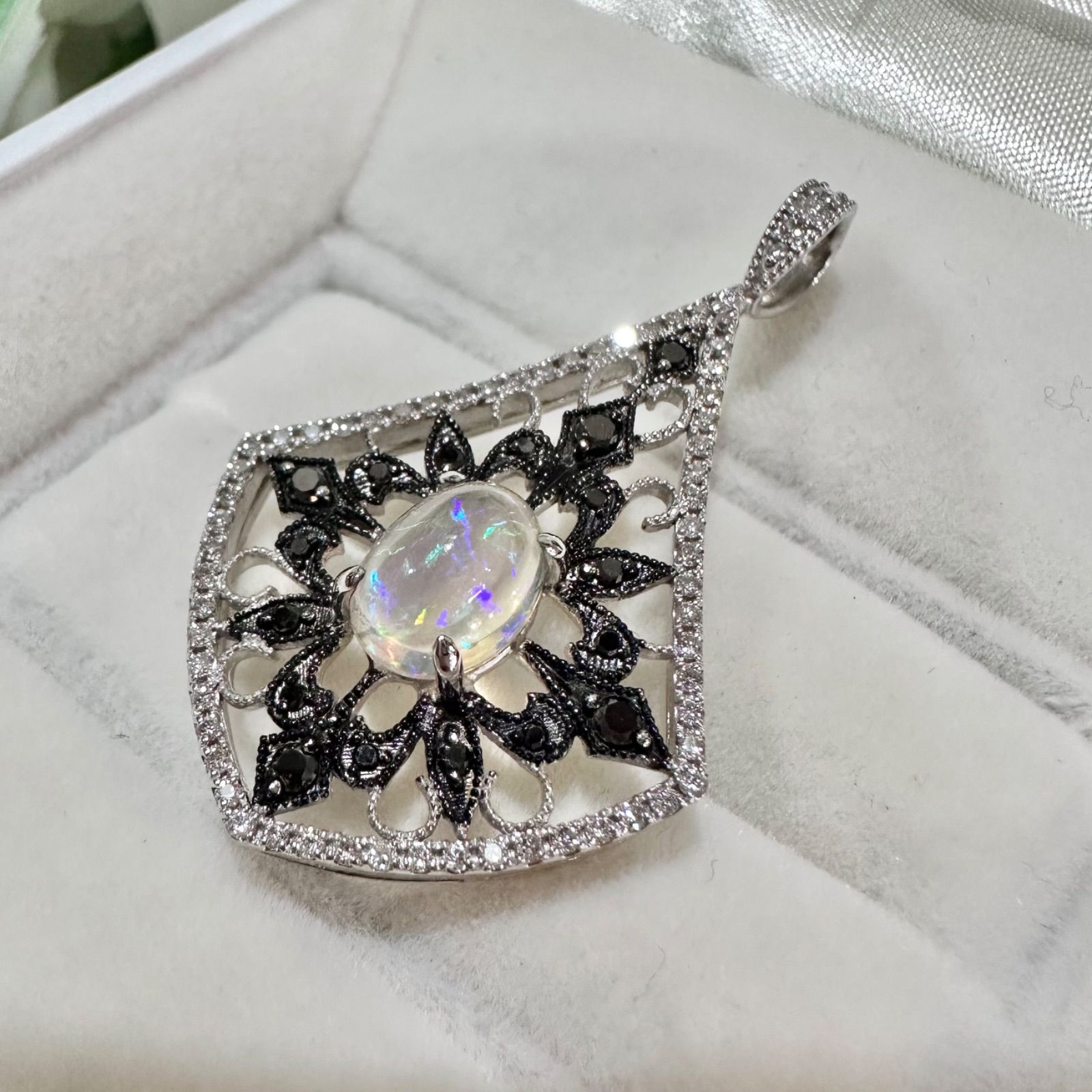 18金ホワイトゴールドオパール＆ダイヤペンダントトップ