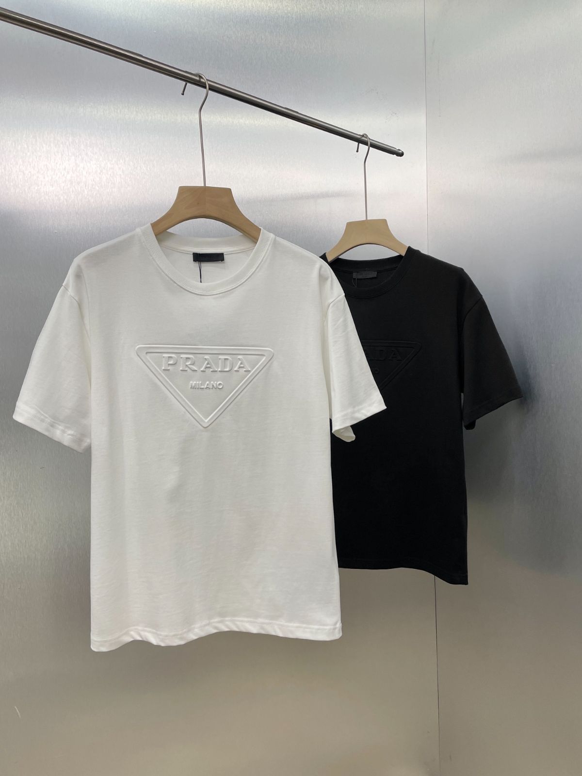 プラダ PRADA エンボスロゴ ラウンドネック 半袖Tシャツ メンズ レディース