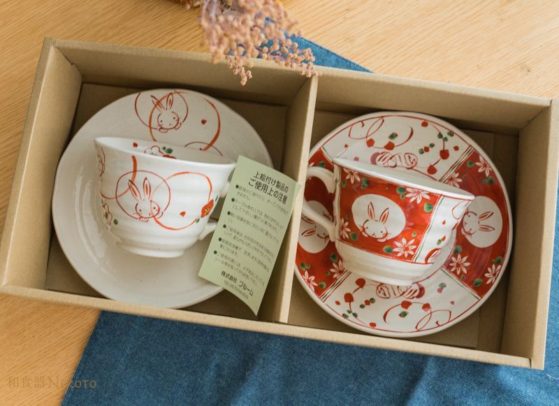 美濃焼　日本製 赤絵花うさぎペアコーヒー コーヒー 紅茶 ミルク ラテ　エスプレッソ 結婚祝い贈り物 ギフト お祝い 海外プレゼント
