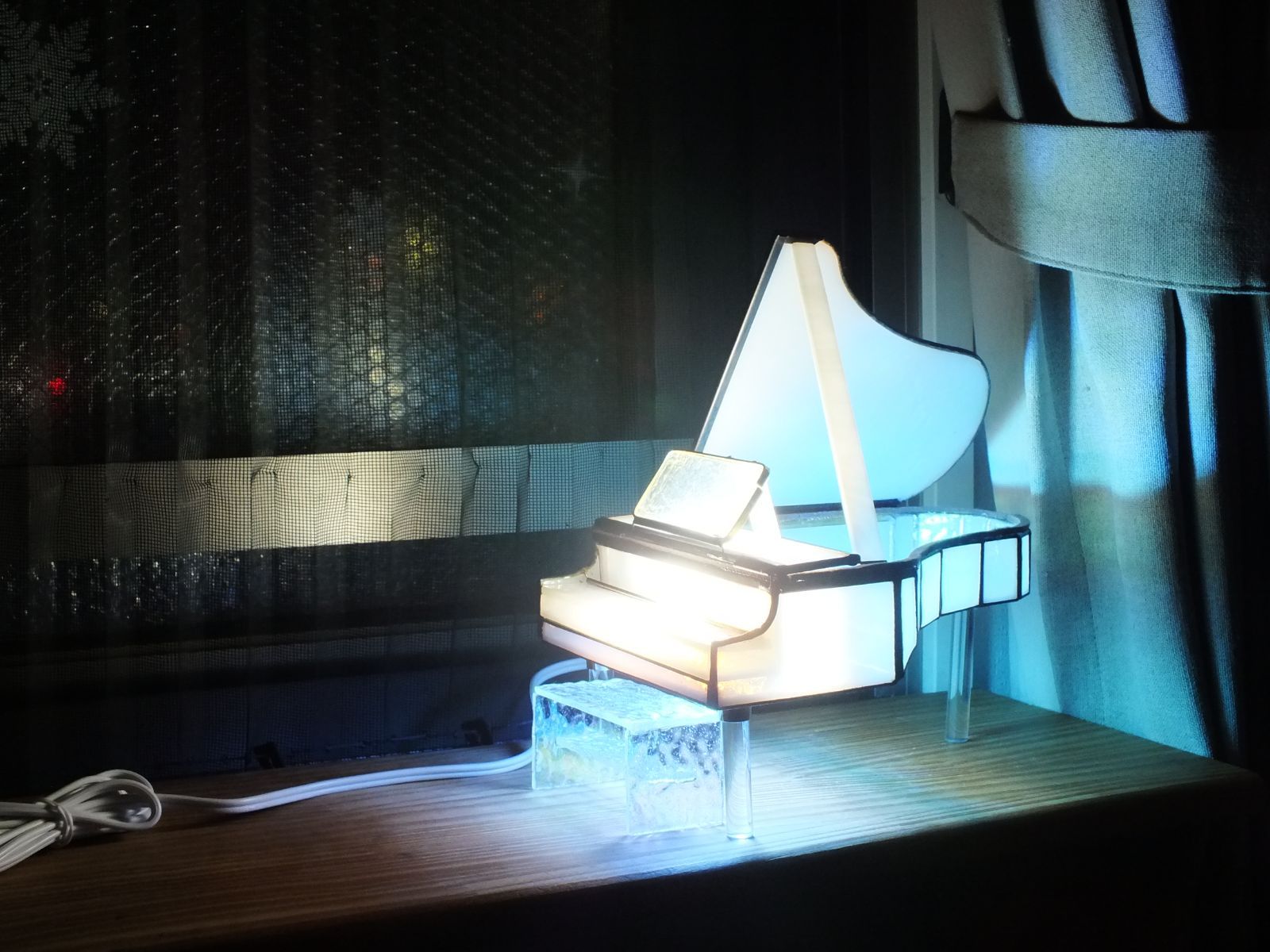 パステルブルーの白いグランドピアノ（ステンドグラスの手作りピアノ、LED電球付）