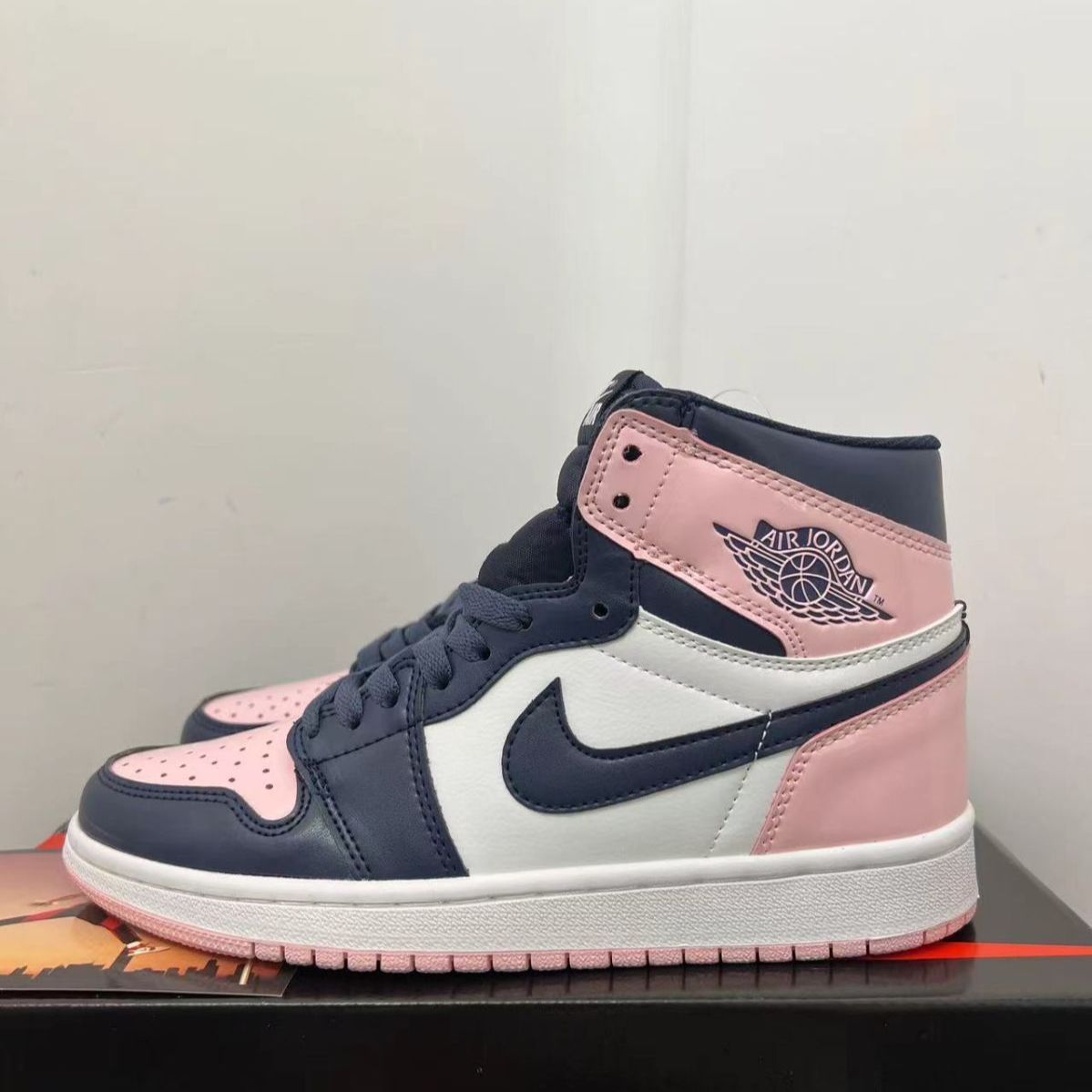 新品未使用ナイキ Jordan Air Jordan 1 Retro High Atmosphere スニーカー