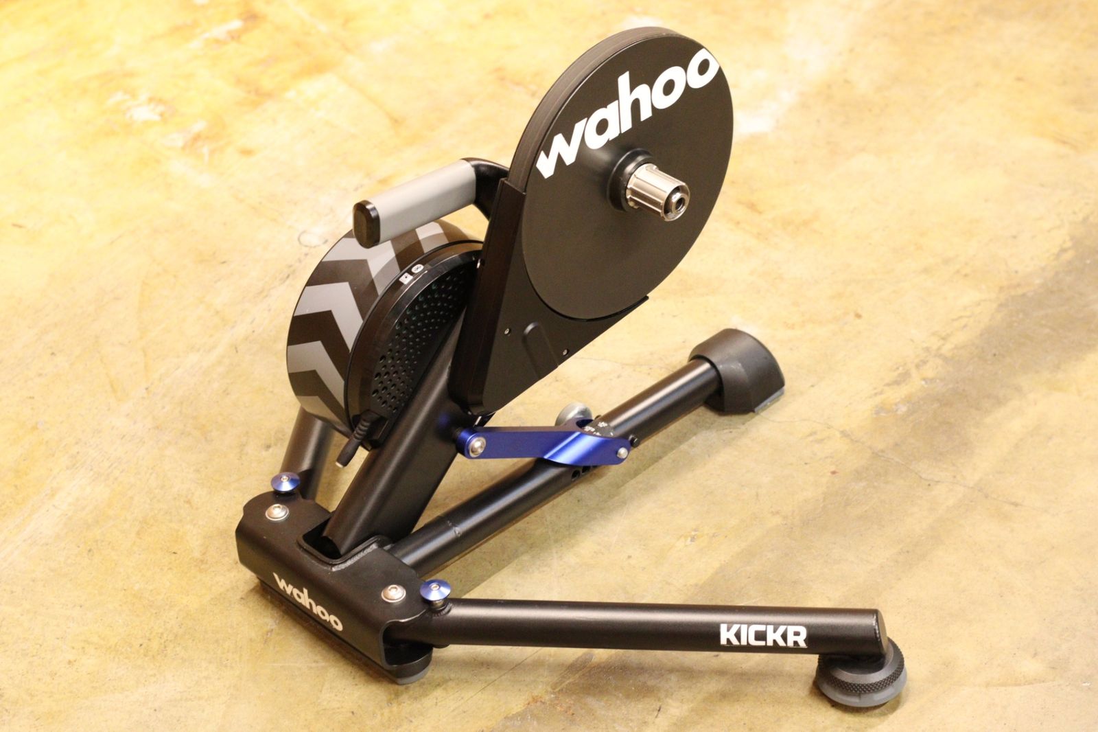 ワフー WAHOO キッカー KICKR V4 ダイレクトドライブ スマートトレーナー ローラー台 立川店 BRIGHTFACE_UK