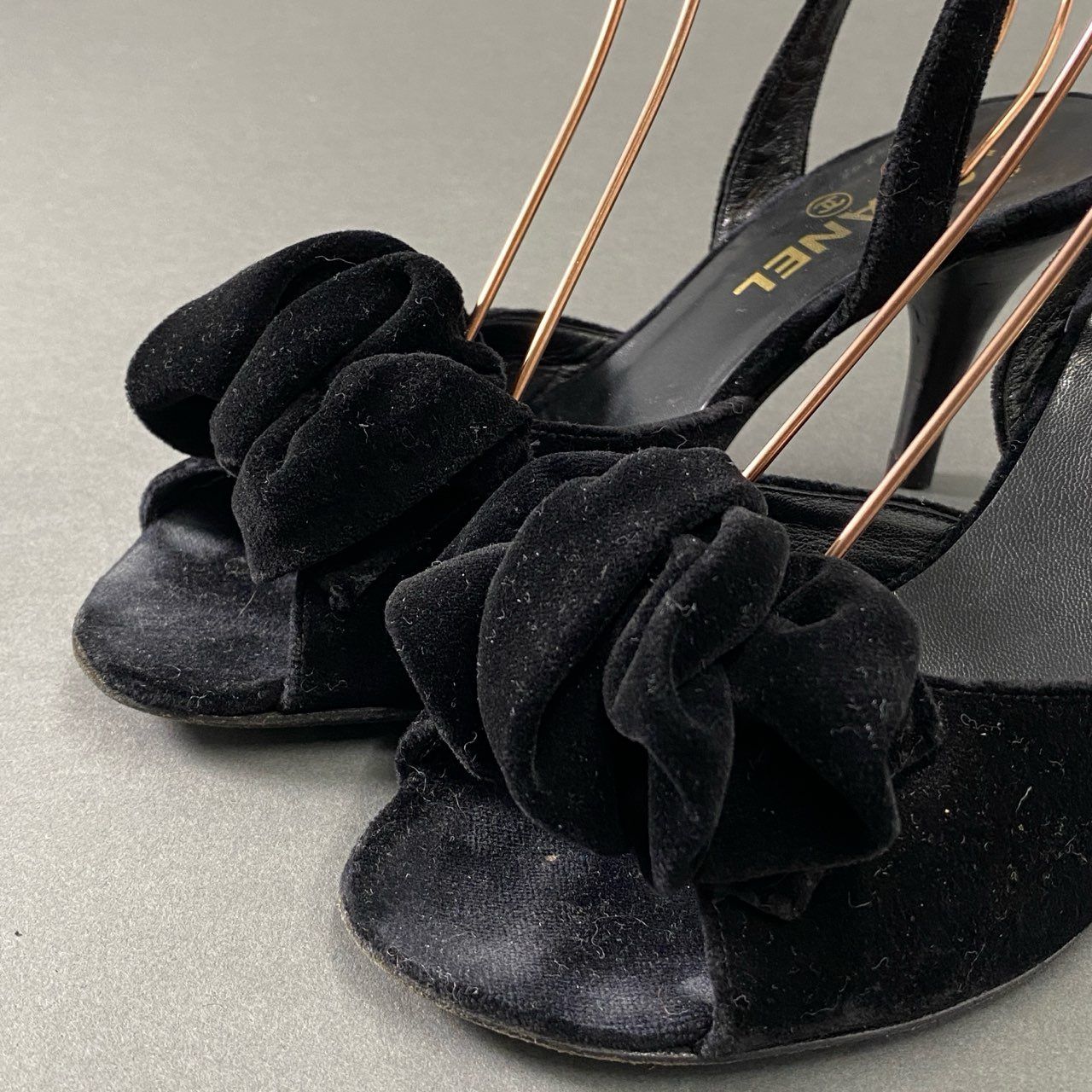 2i20 CHANEL シャネル パールストラップ ベロアヒールサンダル 2i20 CHANEL シャネル パールストラップ ベロアヒールサンダル
