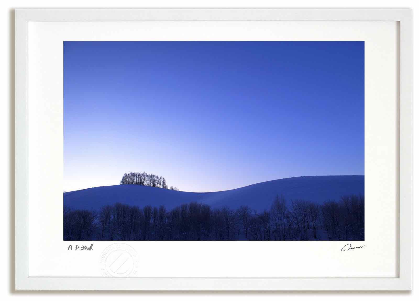 アートフォト 絵画 青い丘1 高橋真澄/インテリア 額入り 額装込 風景画 油絵 ポスター アート アートパネル リビング 玄関 プレゼント モダン アートフレーム 飾る Mサイズ おしゃれ 壁掛け 