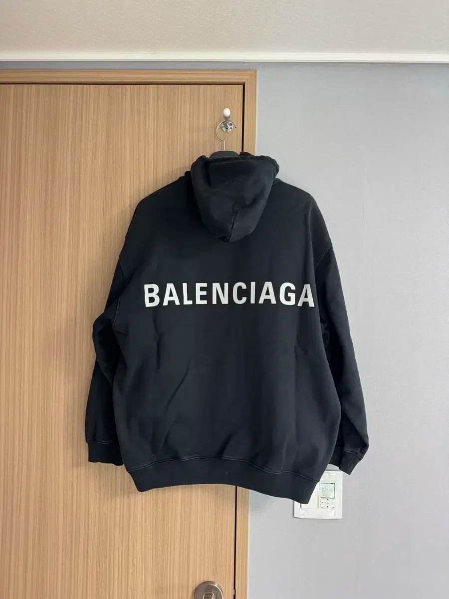 ◆◆VIP◆◆ BALENCIAGA バック ロゴ フード UNISEX BALENCIAGA(バレンシアガ) バックロゴ フード付きTシャツ xs