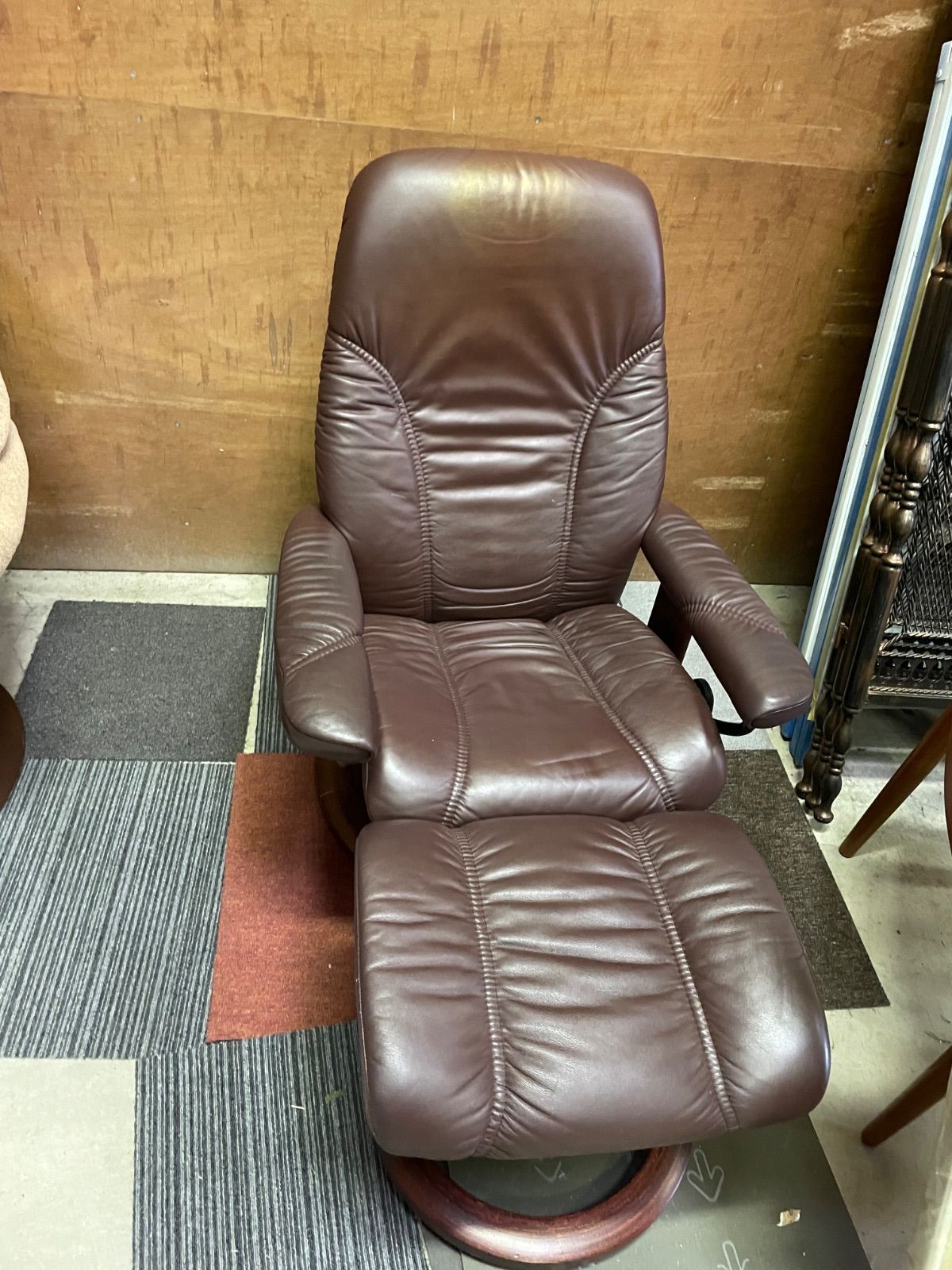 1年 RUGHAUS Hubsch ラウンジチェア ワインレッド WWW_AMBERINTERIORS_AE