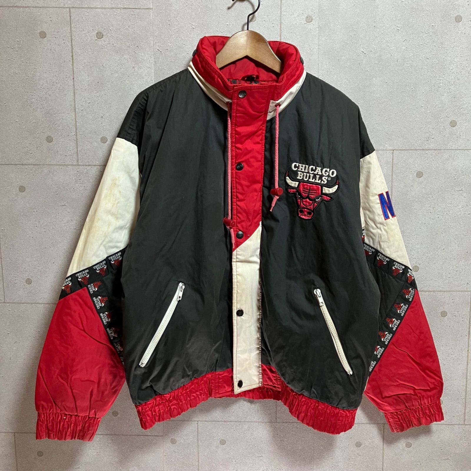 シカゴブルズ スタジャン Lサイズ 黒赤白 シカゴ ブルズ ジャケット スタジャン BULLS NBA 赤 レッド