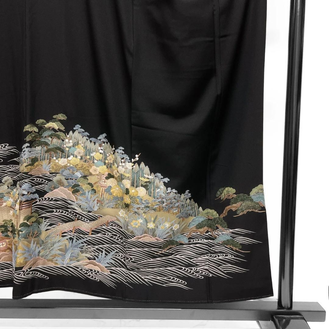未着用黒留袖刺繍五つ紋比翼付き菊お屋敷梅松着物093w d