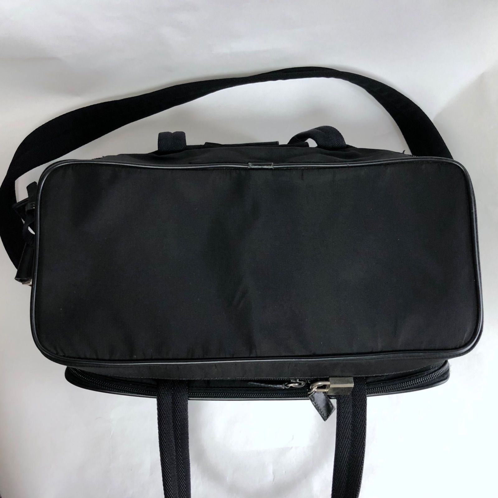 人気のファッションブランド！ PRADA（プラダ）三角プレート ショルダー付トラベルバッグ バッグ