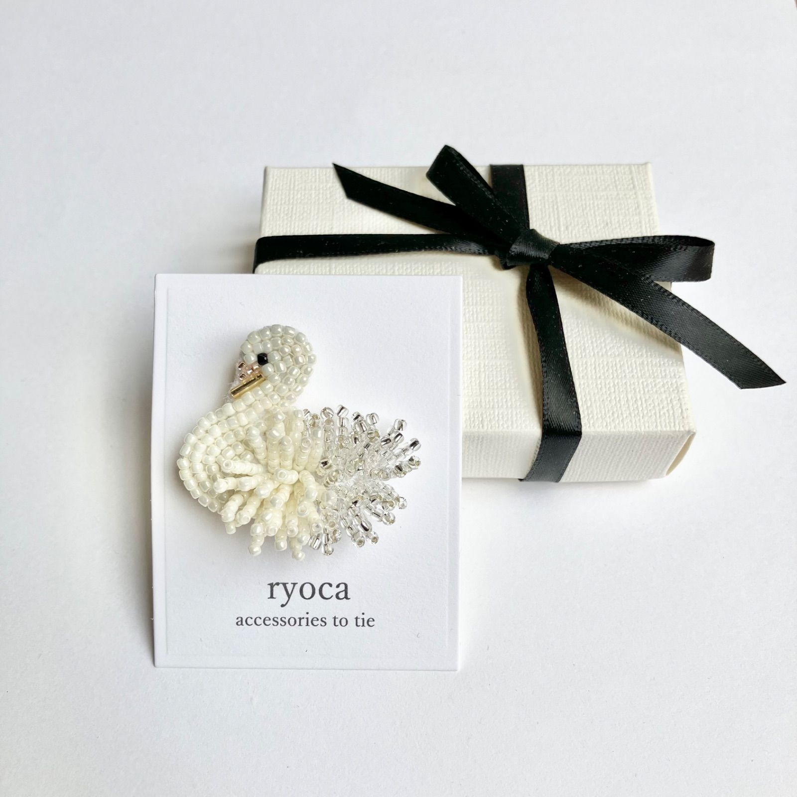 ◇yuuiti様◇Kameria 大きけれ 【white】 ビーズ刺繍ブローチ