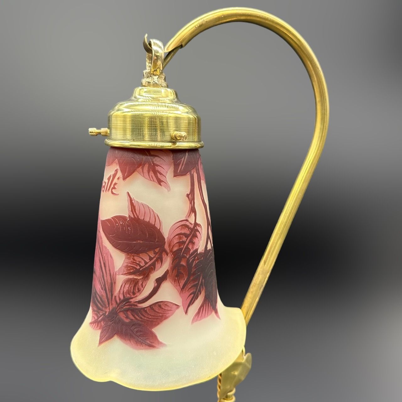 エミールガレ　二灯ランプ　薔薇紋　カメオ彫り　被せガラス　高さ45ｃｍ　台座真鍮