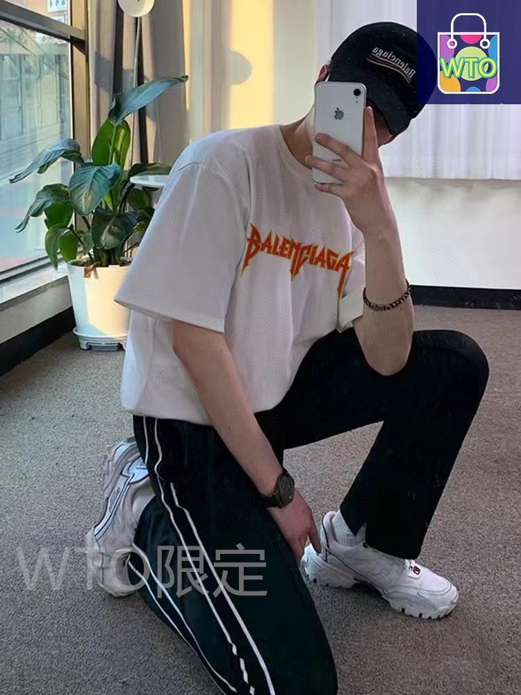 炎のアルファベット大ロゴプリントが特徴的です