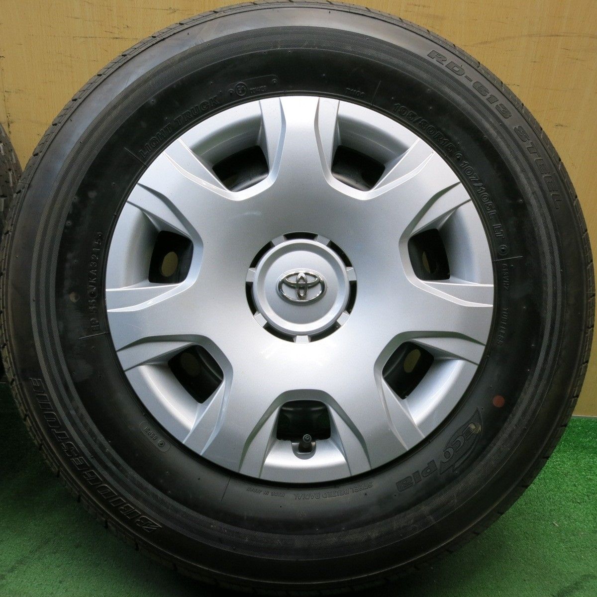 ♦︎新車外し♦︎ハイエース純正ホイール15インチ　(未開封ホイールキャップ付) 送料無料 新車外し トヨタ 200系 ハイエース 純正 15インチ ホイール