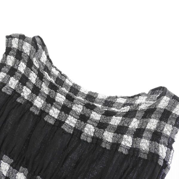 黒のしわ加工ノースリーブトップスイッセイミヤケ