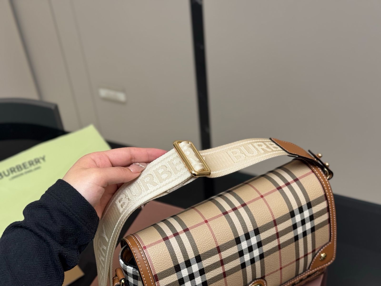 ♦Burberry♦マイクロ キャンバス バッグ☆正規品☆ 今日特価】Burberry キャンバス ポストマンバッグ-MM輸入2