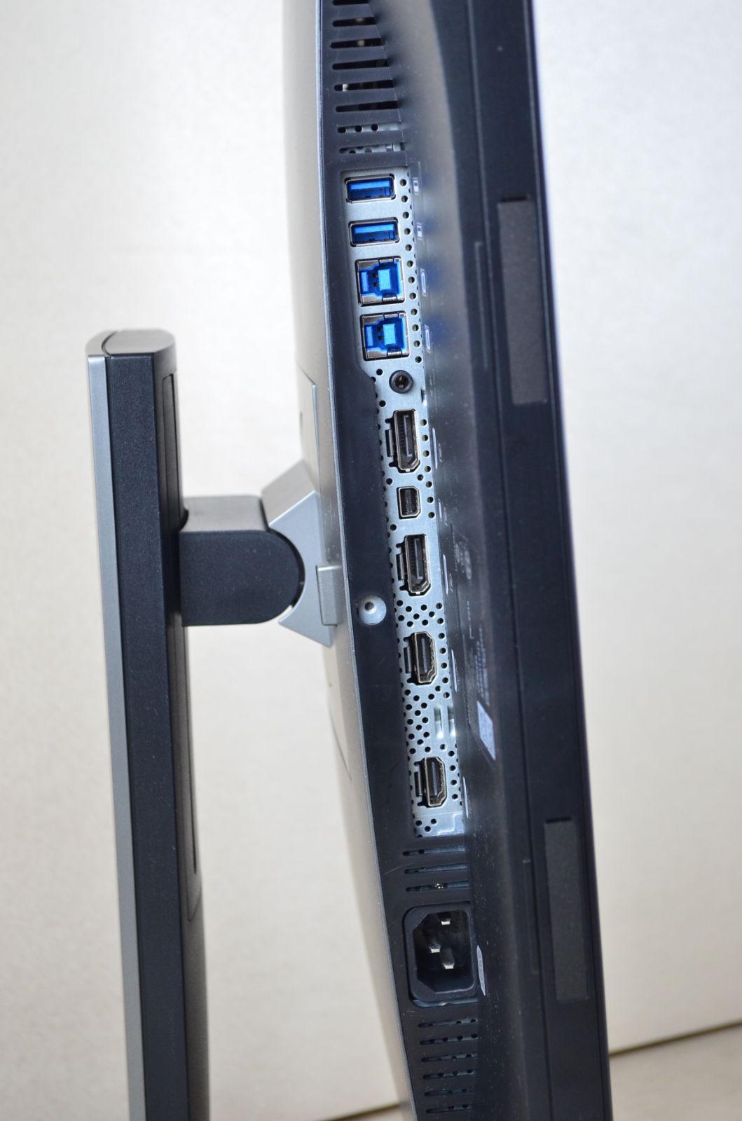 訳あり！２台セット　超狭額ベゼル　DELL　25型ワイド　UP2516D　WQHD 2560x1440　ゲーミング　HDMI　回転・縦型表示　LED　IPS　③