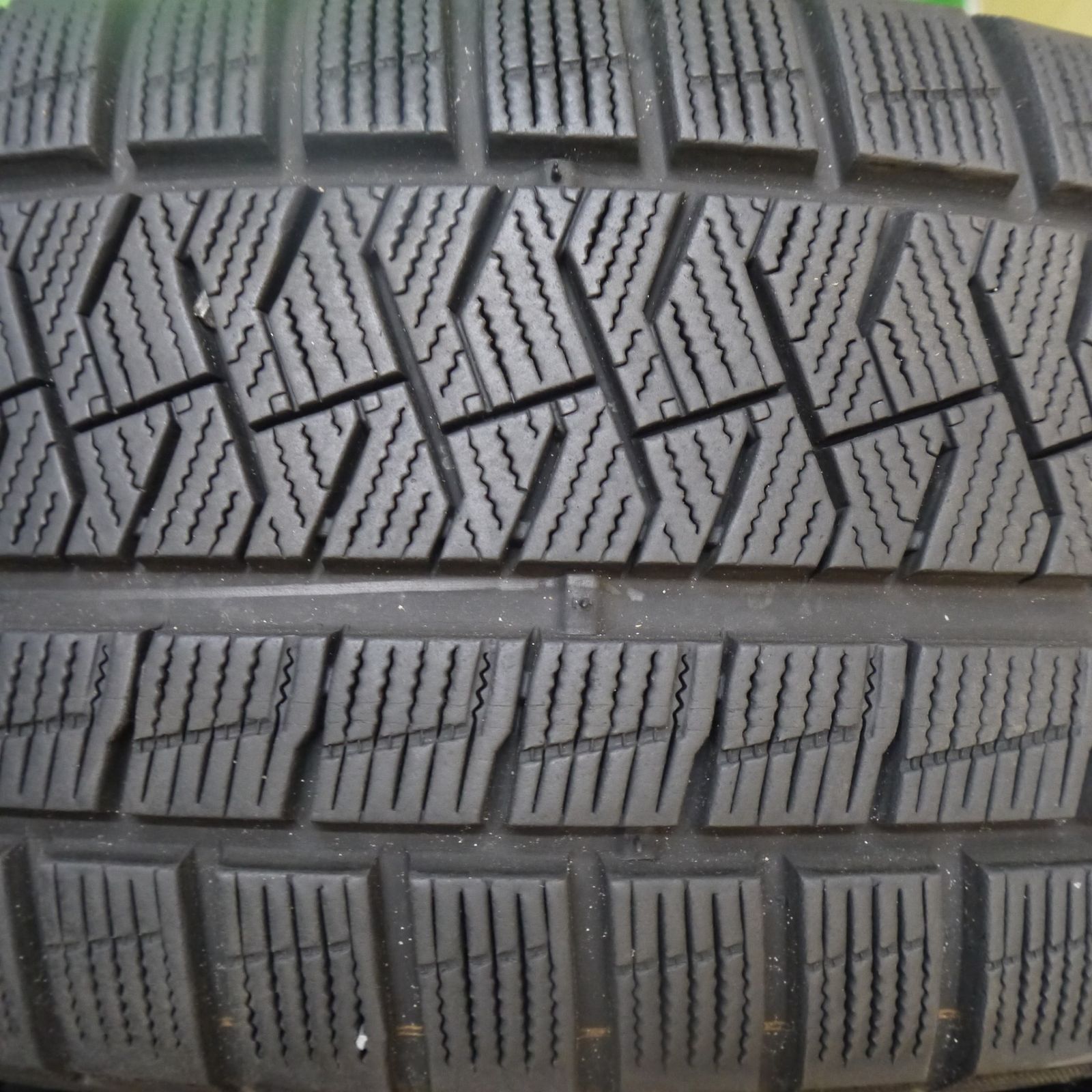 送料無料] バリ溝！キレイ！8.5分☆スタッドレス 215/60R17