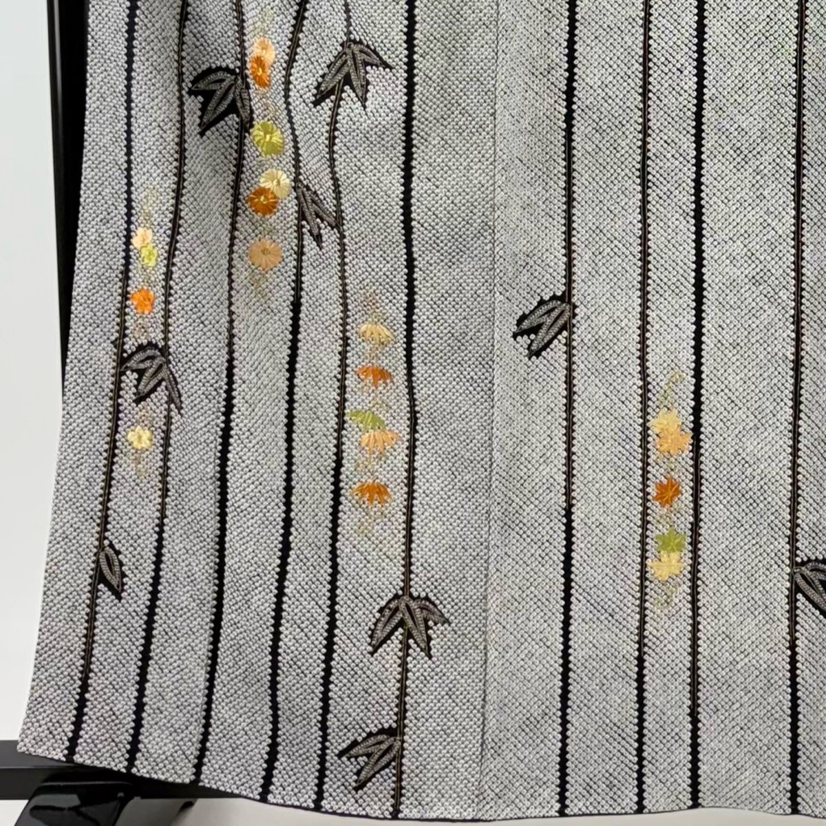 付下げ 身丈161cm 裄丈67cm M 袷 笹 菊 刺繍 総絞り 黒灰 正絹 秀品