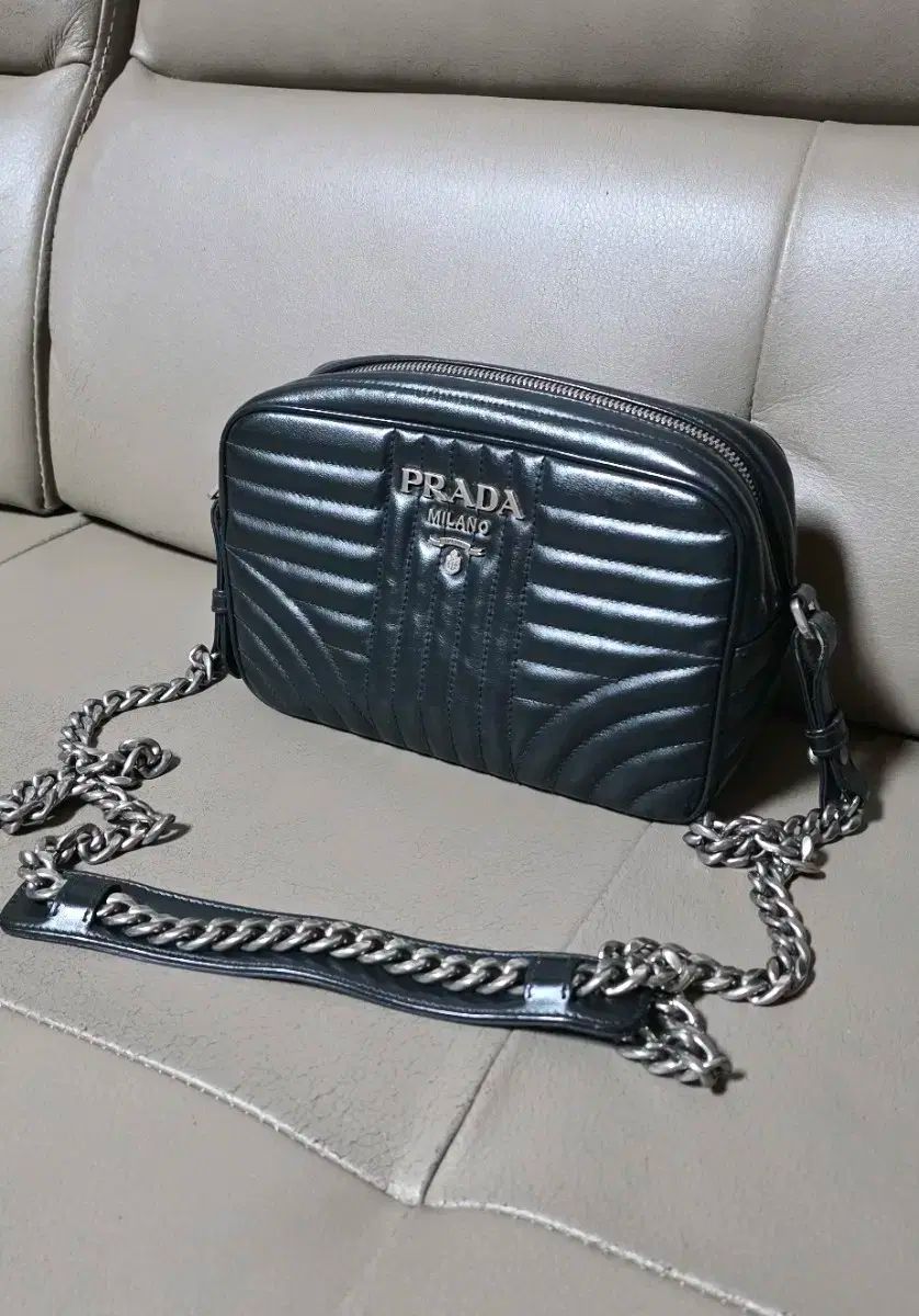 PRADA プラダ ダイアグラム カメラバッグ