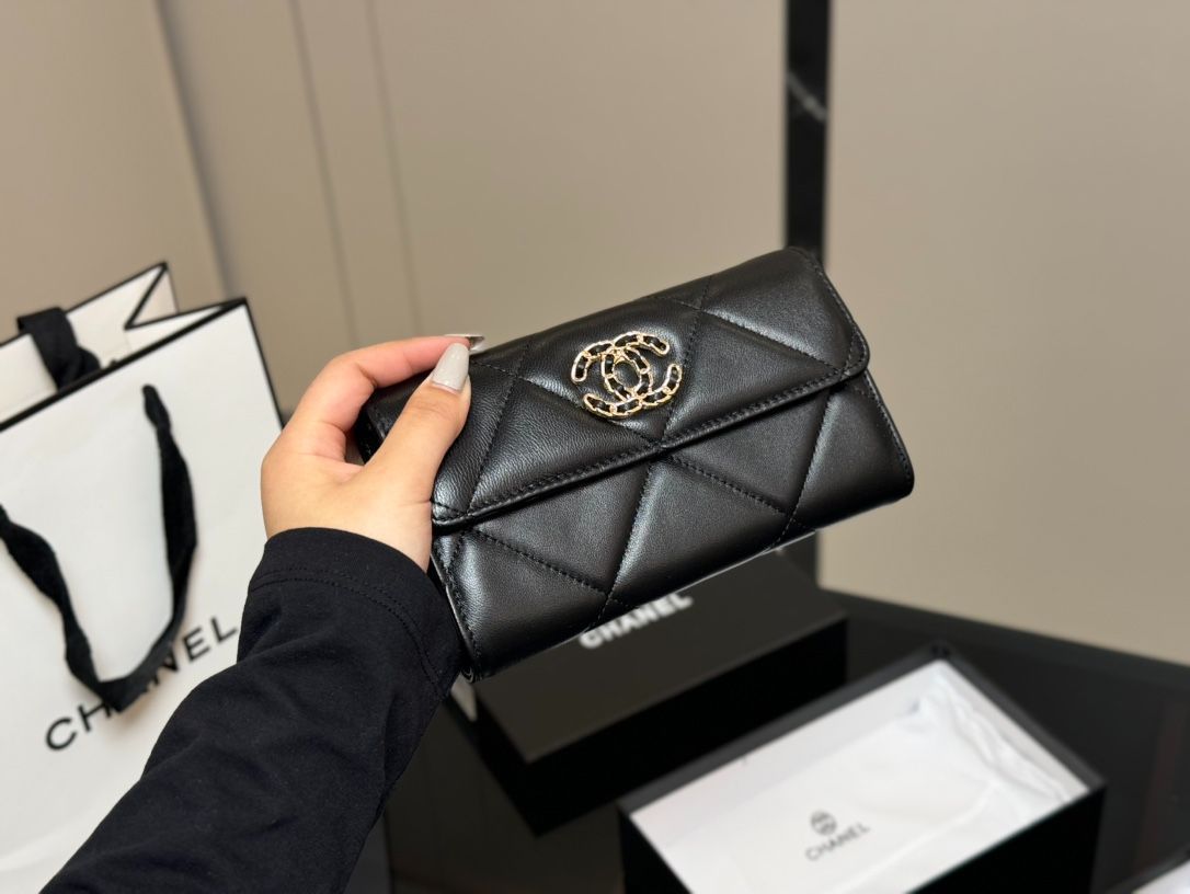 シャネル チェーンウォレット 18.11cm フルレザー ボックス付き | ♥品