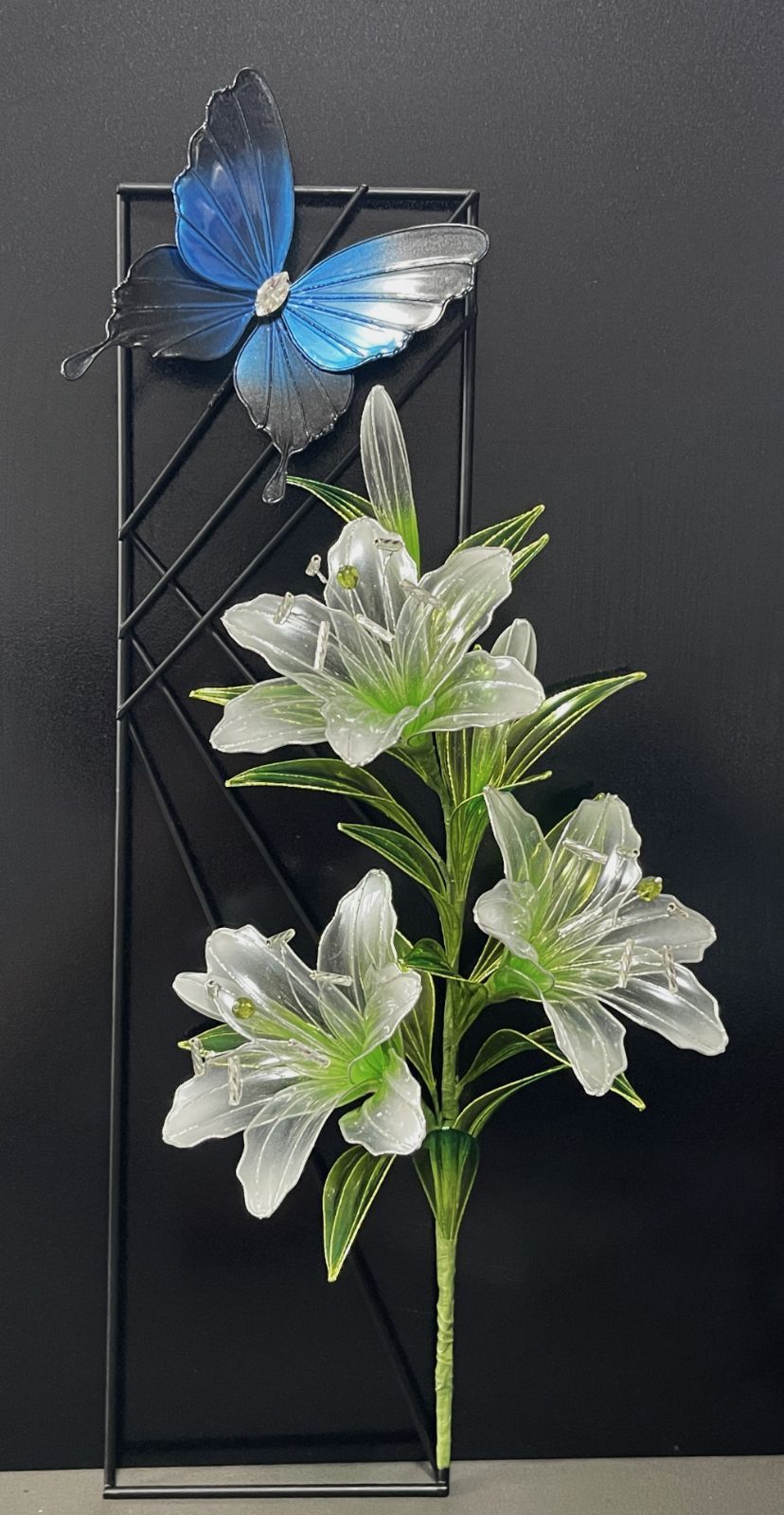 蝶が舞う百合のワイヤーフレーム【白×黄緑・インテリア・シルバー