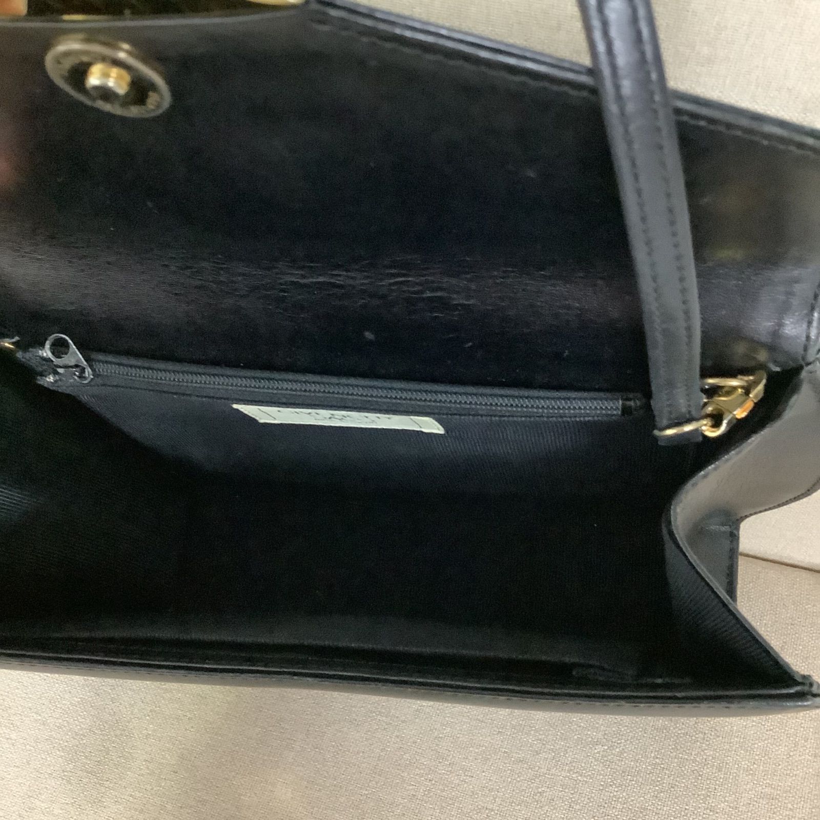 GIVENCHY　コンパクトレザーショルダーバッグ ヴィンテージ 良品】ジバンシーGIVENCHYコンパクトレザーショルダーバッグ