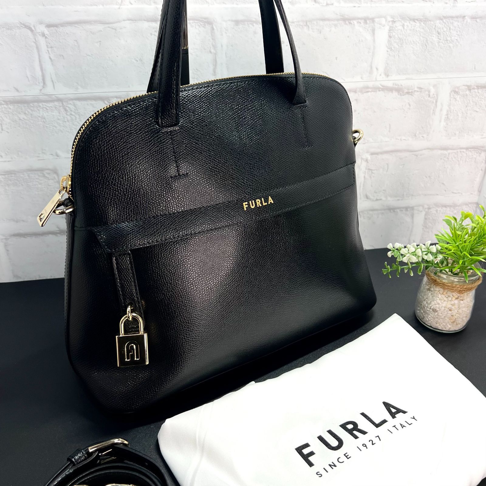 新着商品美品　FURLA パイパー 2way ハンドバッグ　 黒　金具 ドーム型 バッグ