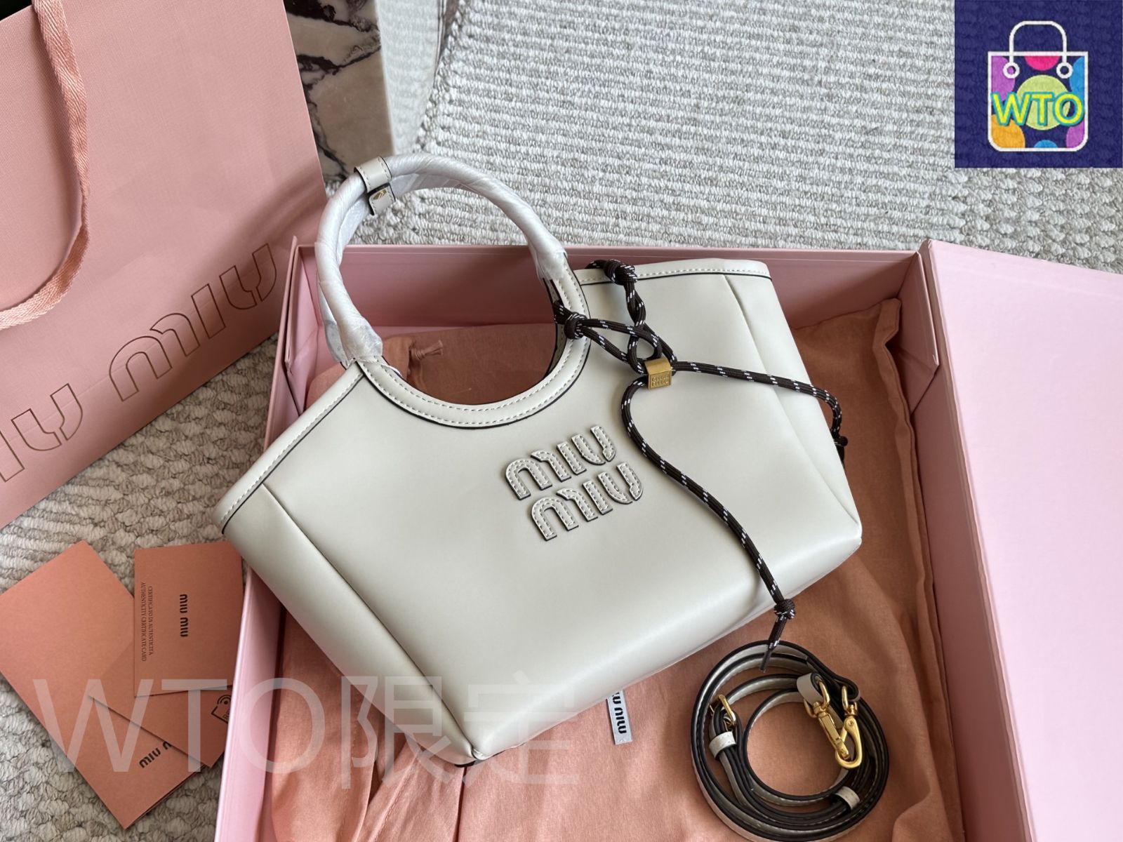 miu miu ブルー レザートートバッグ MIU MIU 限定モデル レザートートバッグ - コンパクトサイズ (22