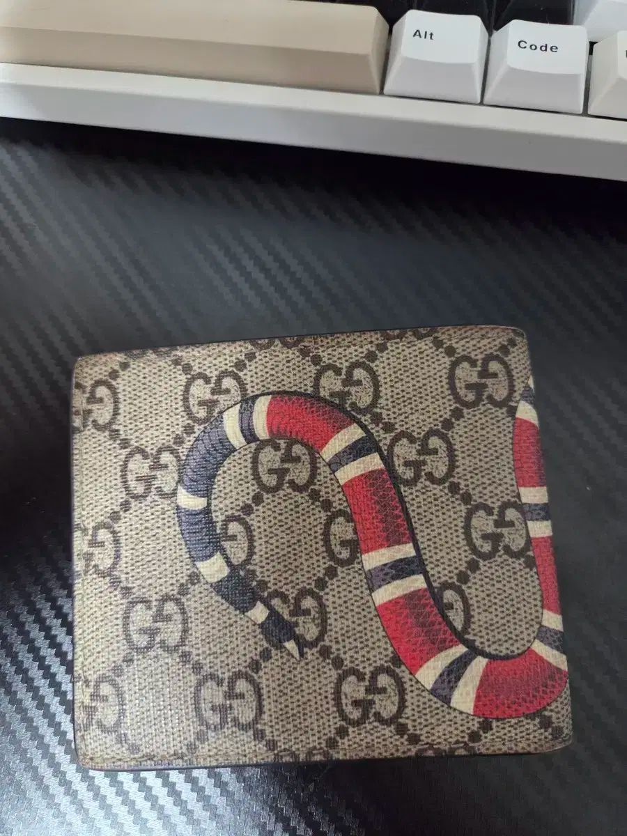 GUCCI 蛇モチーフ 二つ折り財布 中古・古着通販】GUCCI (グッチ) スネークプリント2つ折り財布